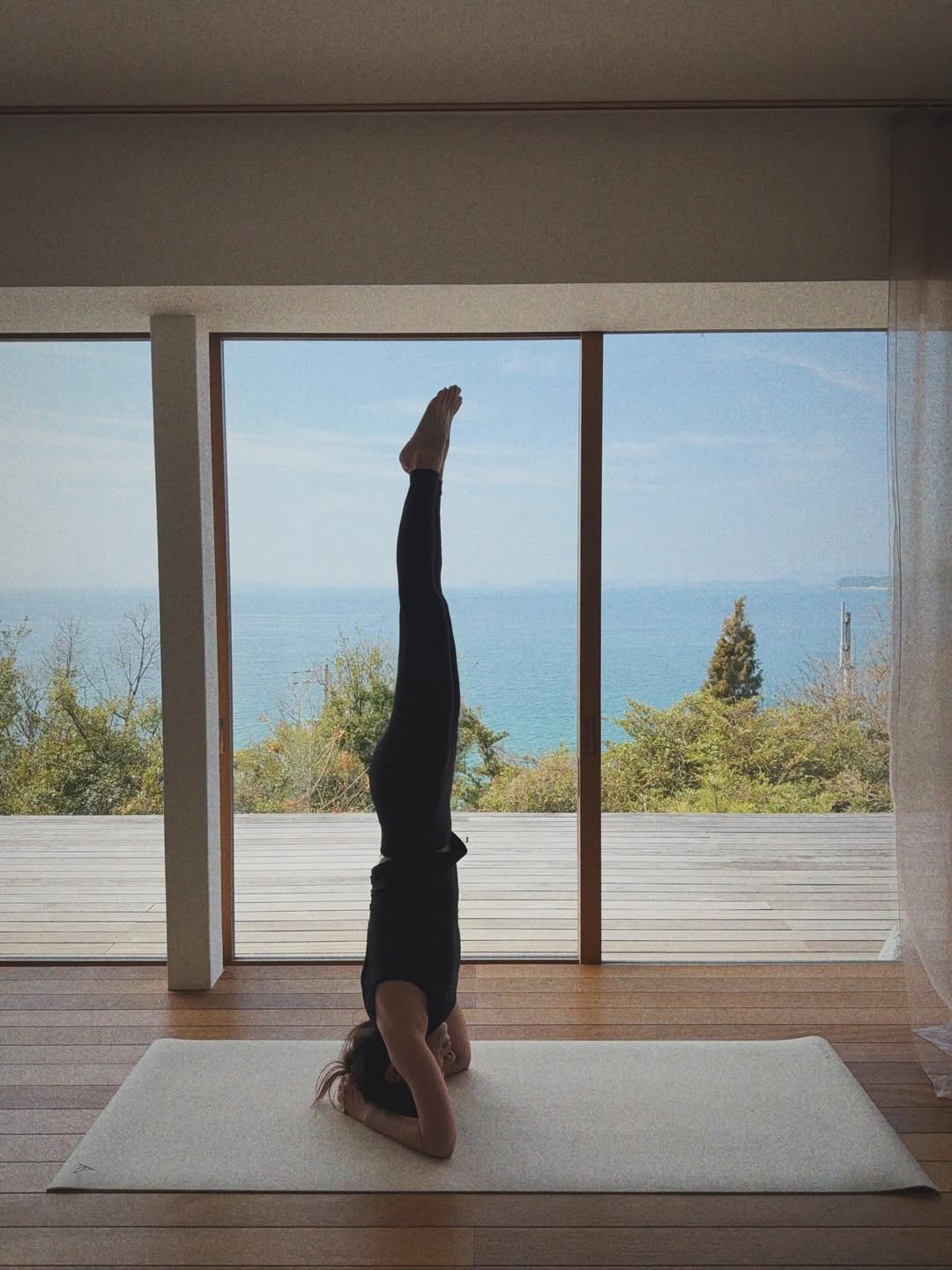 田馥甄無需輔助就能倒立。(圖/翻攝田馥甄IG)