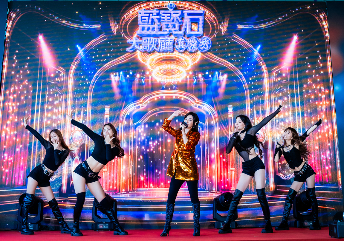 《高雄有顆藍寶石》高雄首映會,王彩樺登台獻唱。(圖/高雄流行音樂中心提供)