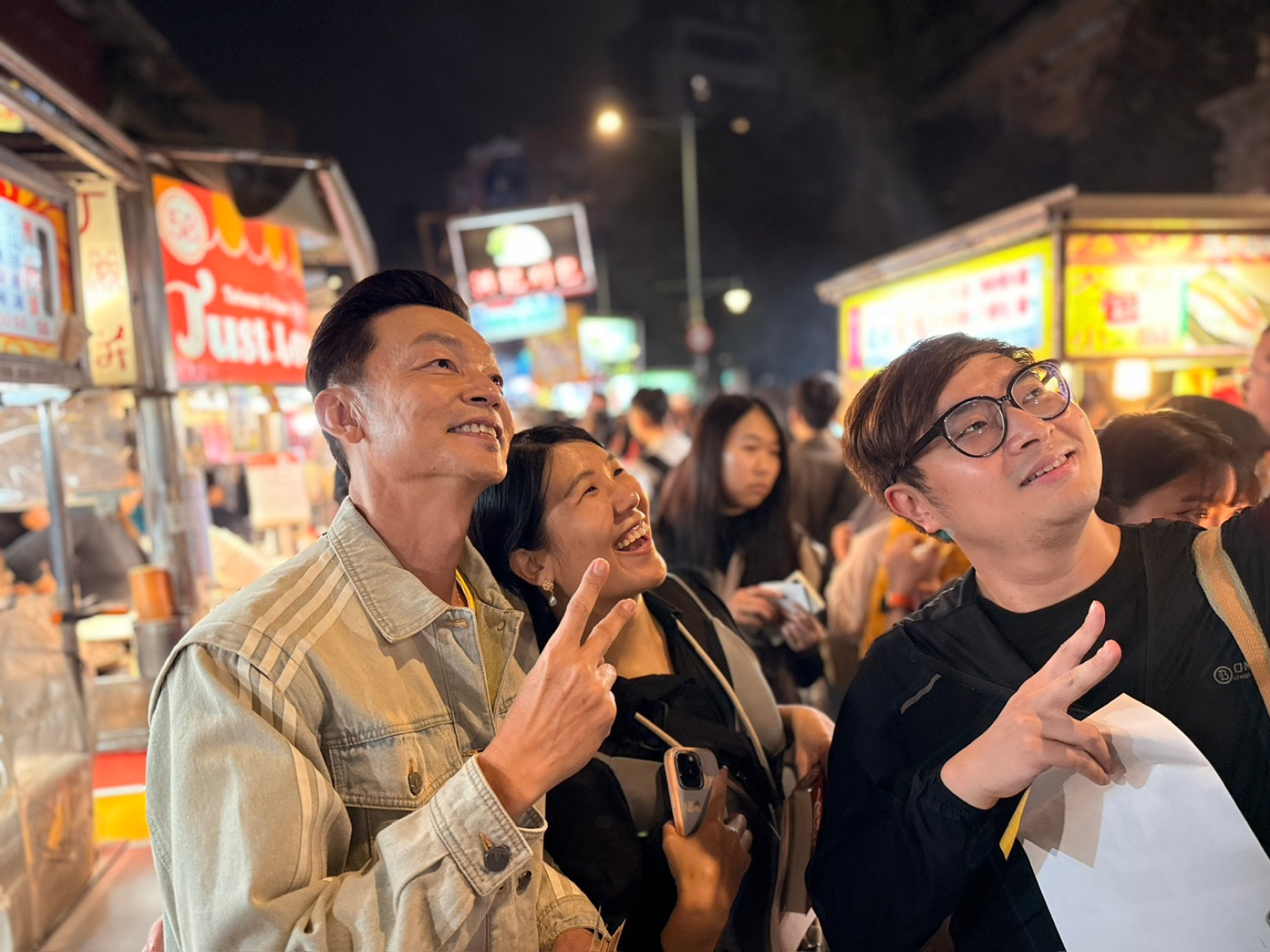 《NO GOOD！歐吉桑》李國煌在寧夏夜市人氣旺。（圖／萬騰文化創意提供）