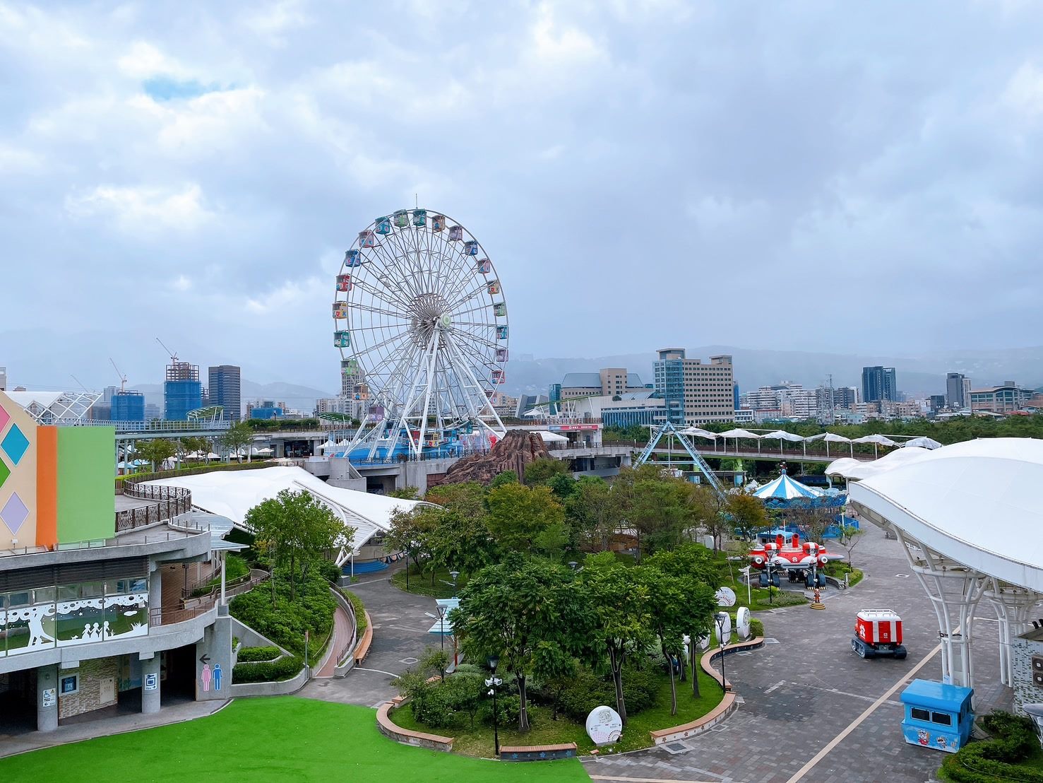 兒童新樂園4月4日加碼40秒煙火秀,國小生與家長同享免費入園及星光票7折優惠。(圖/台北捷運提供)