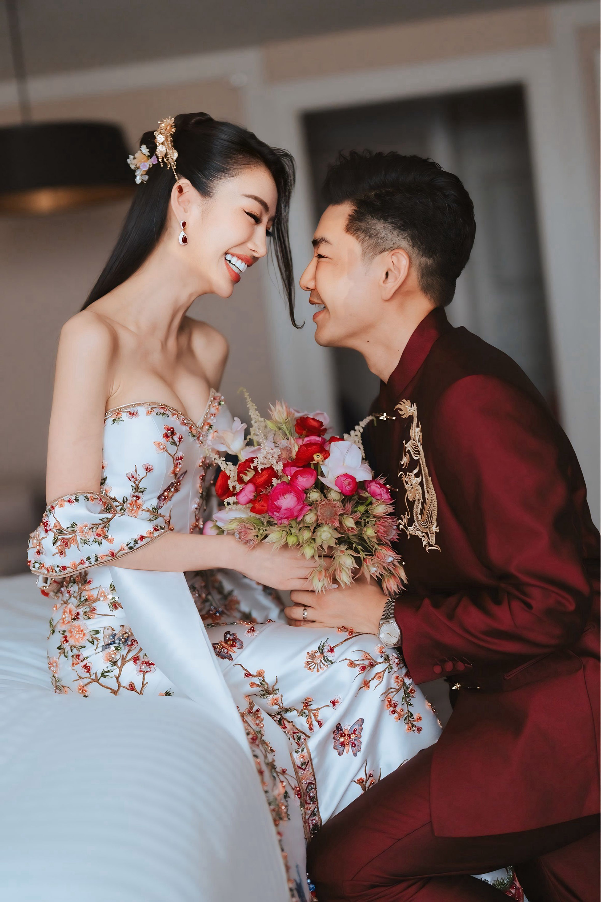 孔令奇與陳銘君於布城萬豪酒店浪漫完婚，新人身著當代演繹過大禮（Sangjit）服飾，展現東南亞華人社會的精緻美學。（圖／孔令奇提供）