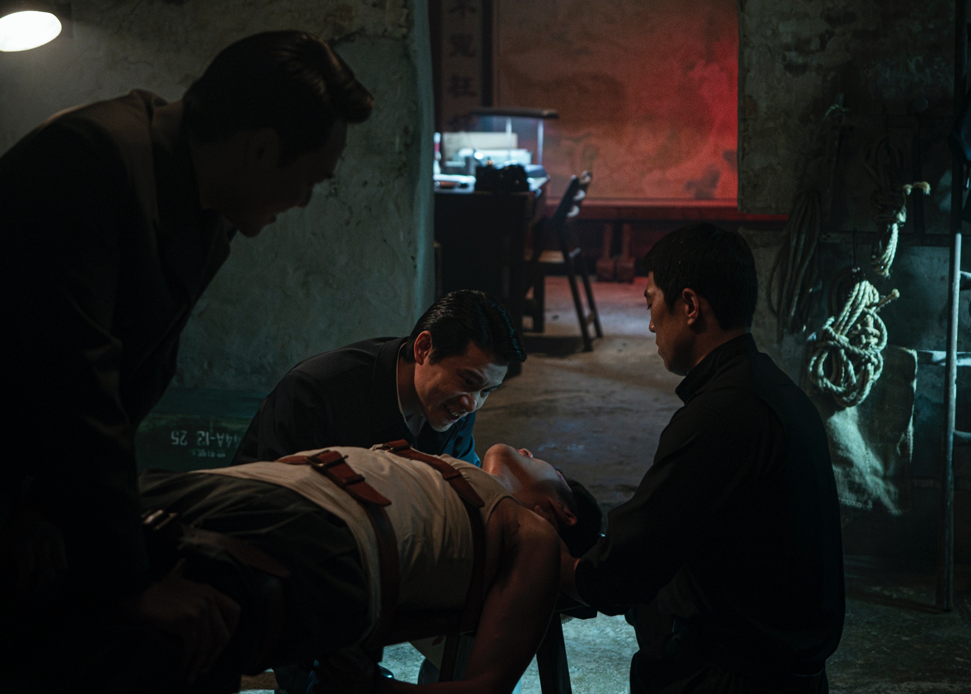 《搜查瑠公圳》姚淳耀（左二後）對嫌疑人的刑求場面令人不寒而慄。（圖／Hami Video提供）