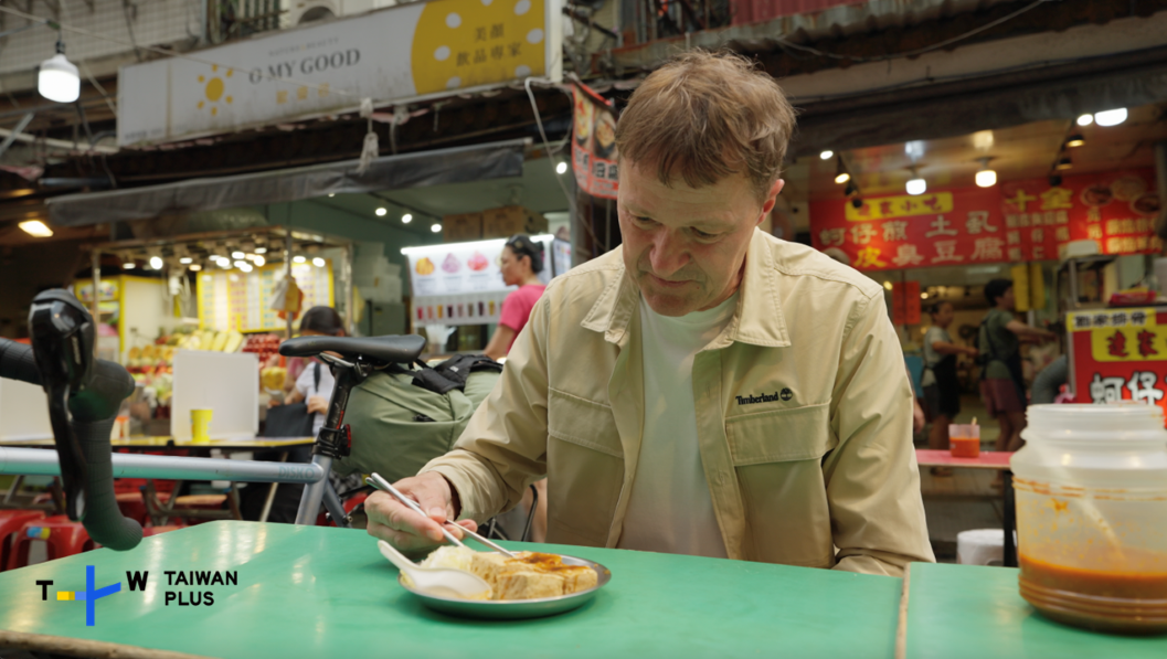 尼爾斯歐勒挑戰臭豆腐，動筷子前的他面色凝重，吃下第一口後卻笑顏逐開，大喊自己成為了「臭豆腐男」。（圖／TaiwanPlus提供）