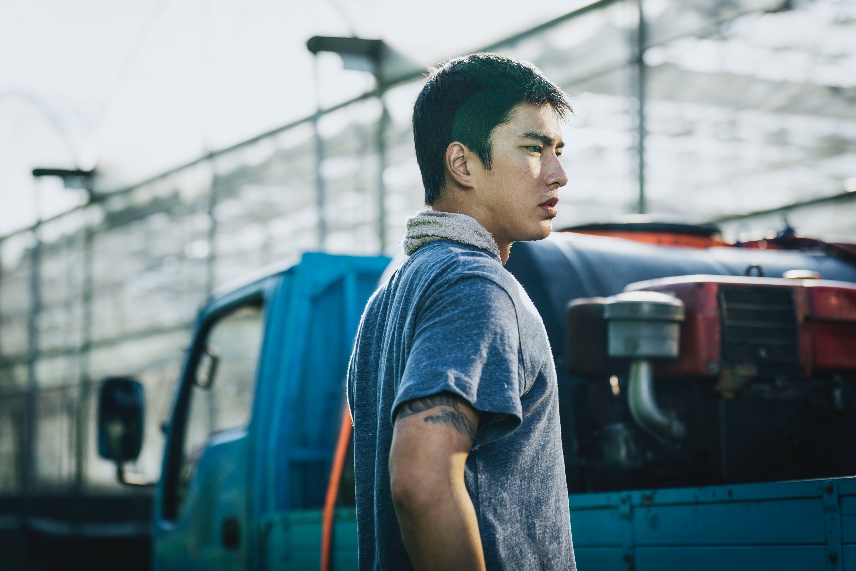 曾敬驊為演《失樂園》扛重物、泡茭白筍田身上滿是刮痕。（圖／冬候鳥電影 、文策院提供）