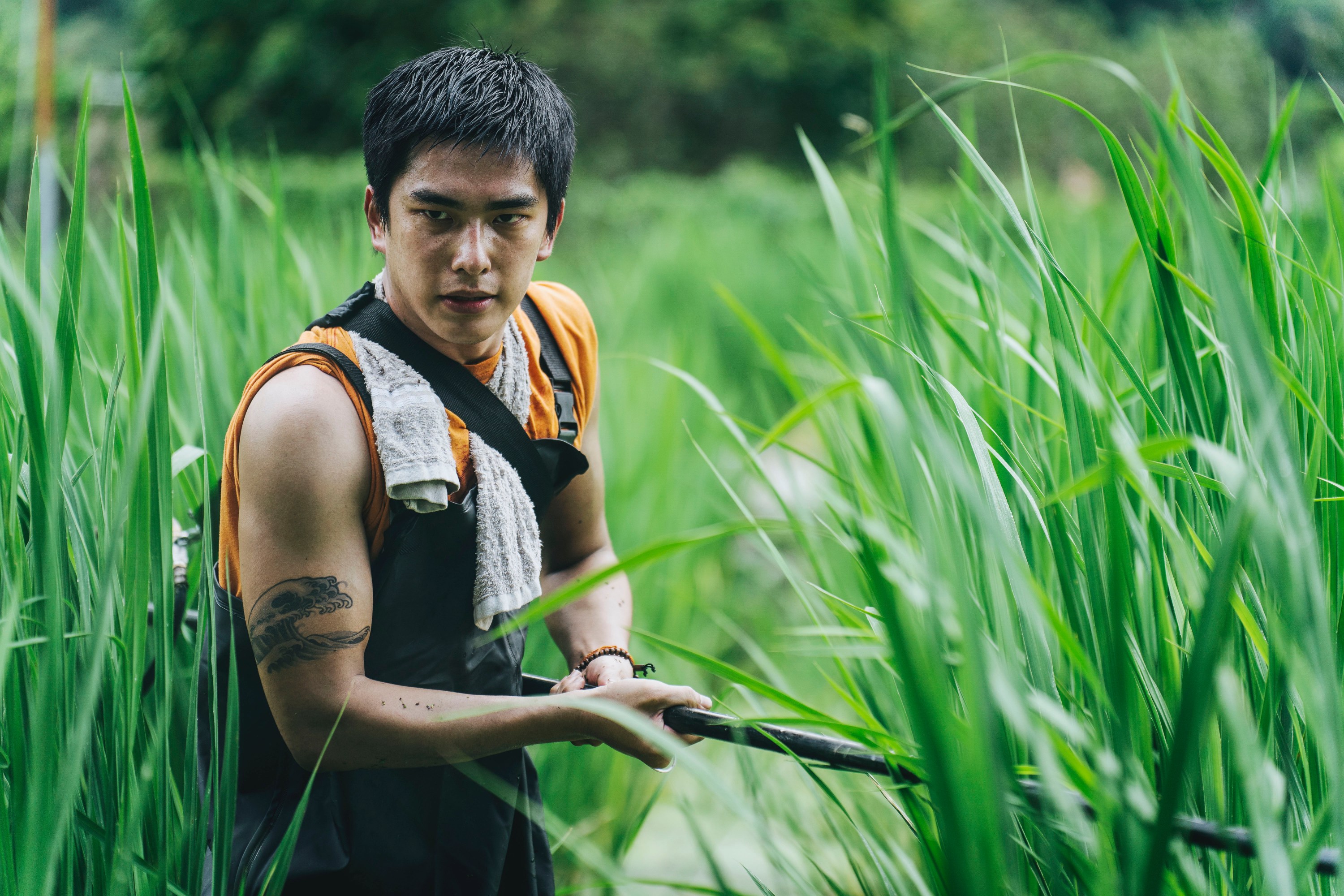 曾敬驊《失樂園》下田灑農藥累到靠田邊喘。（圖／冬候鳥電影 、文策院提供）