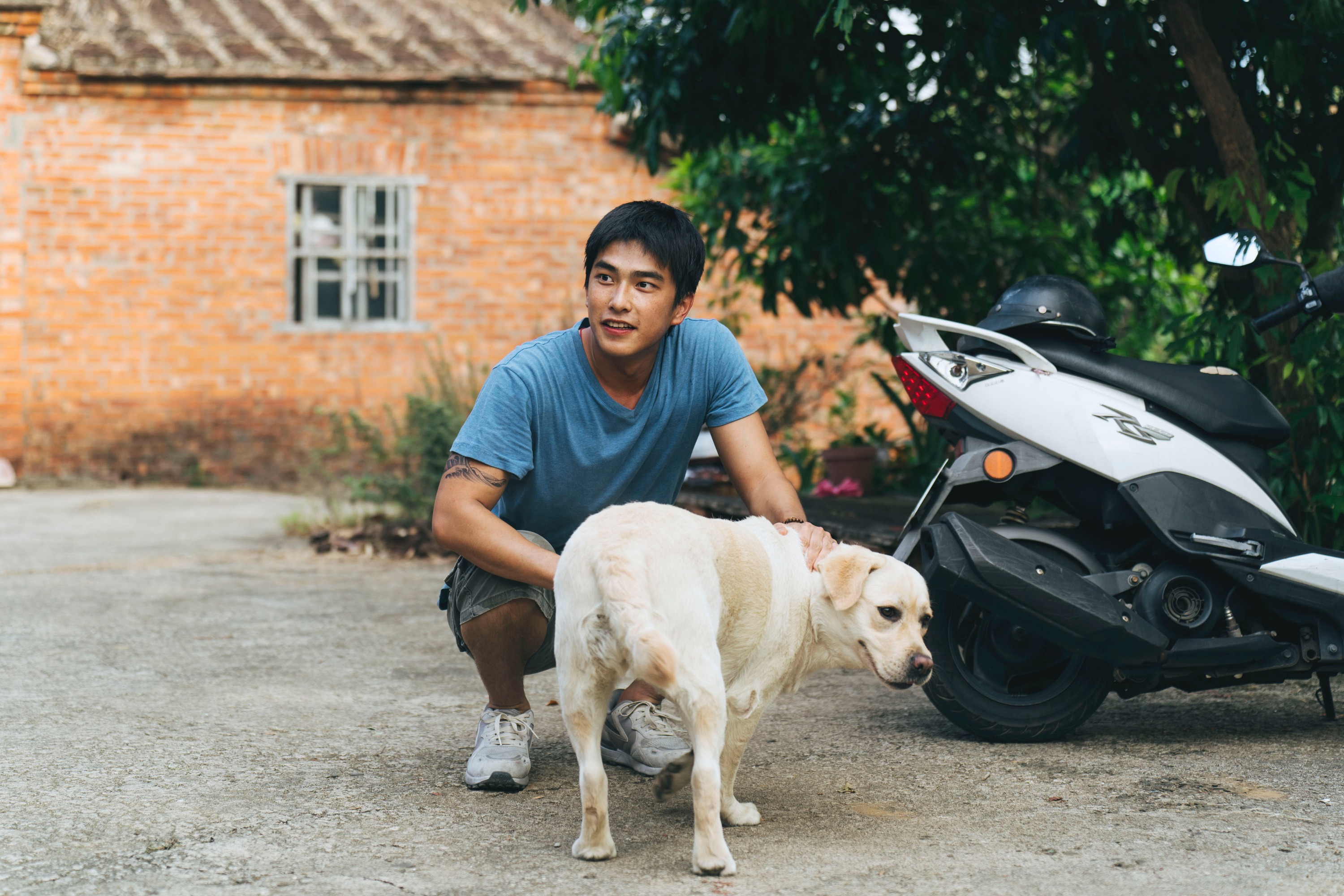 曾敬驊在《失樂園》經常搬運重物、下田工作。（圖／冬候鳥電影 、文策院提供）