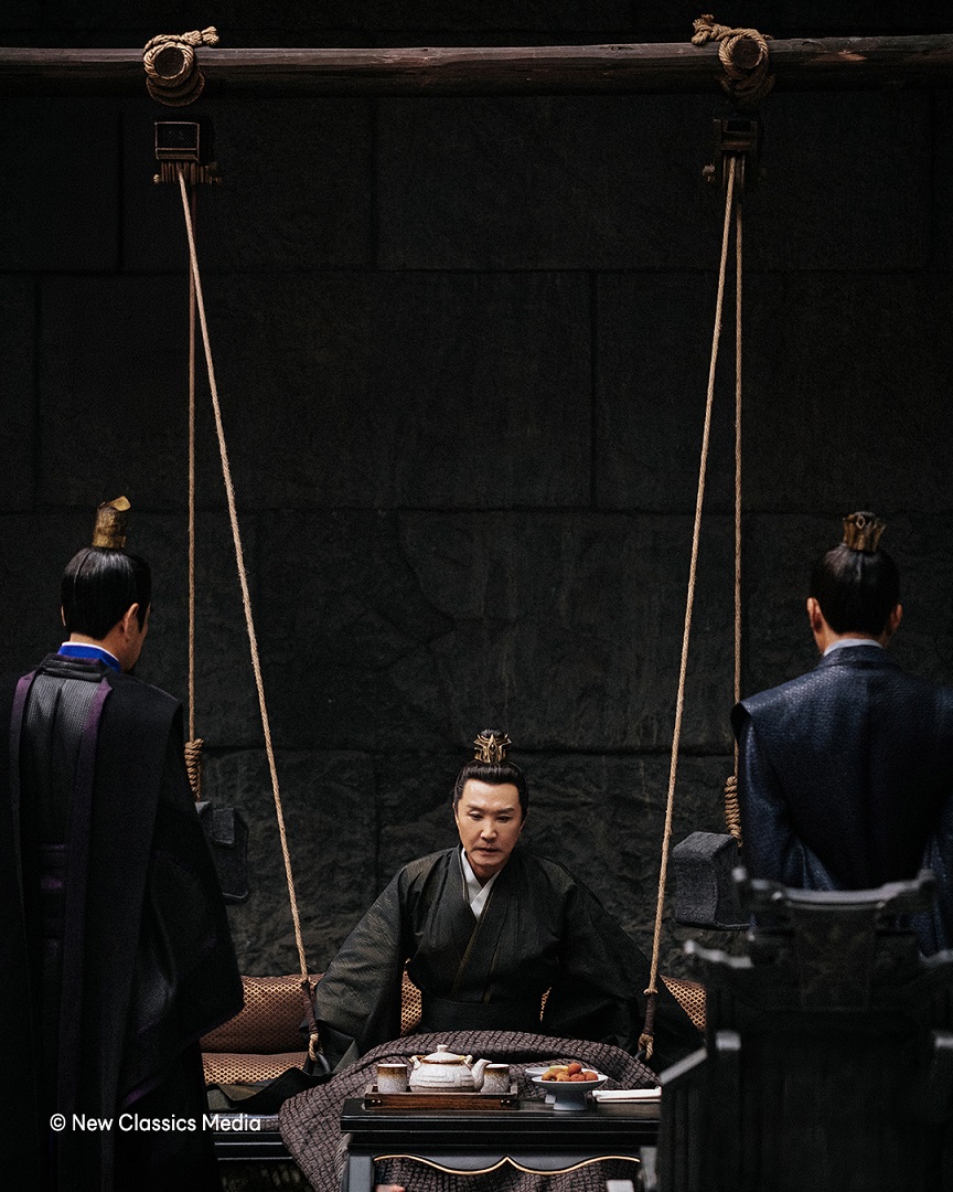 《慶餘年》第二季演員吳剛坐著演「陳萍萍」還拉環健身。（圖／中視提供）