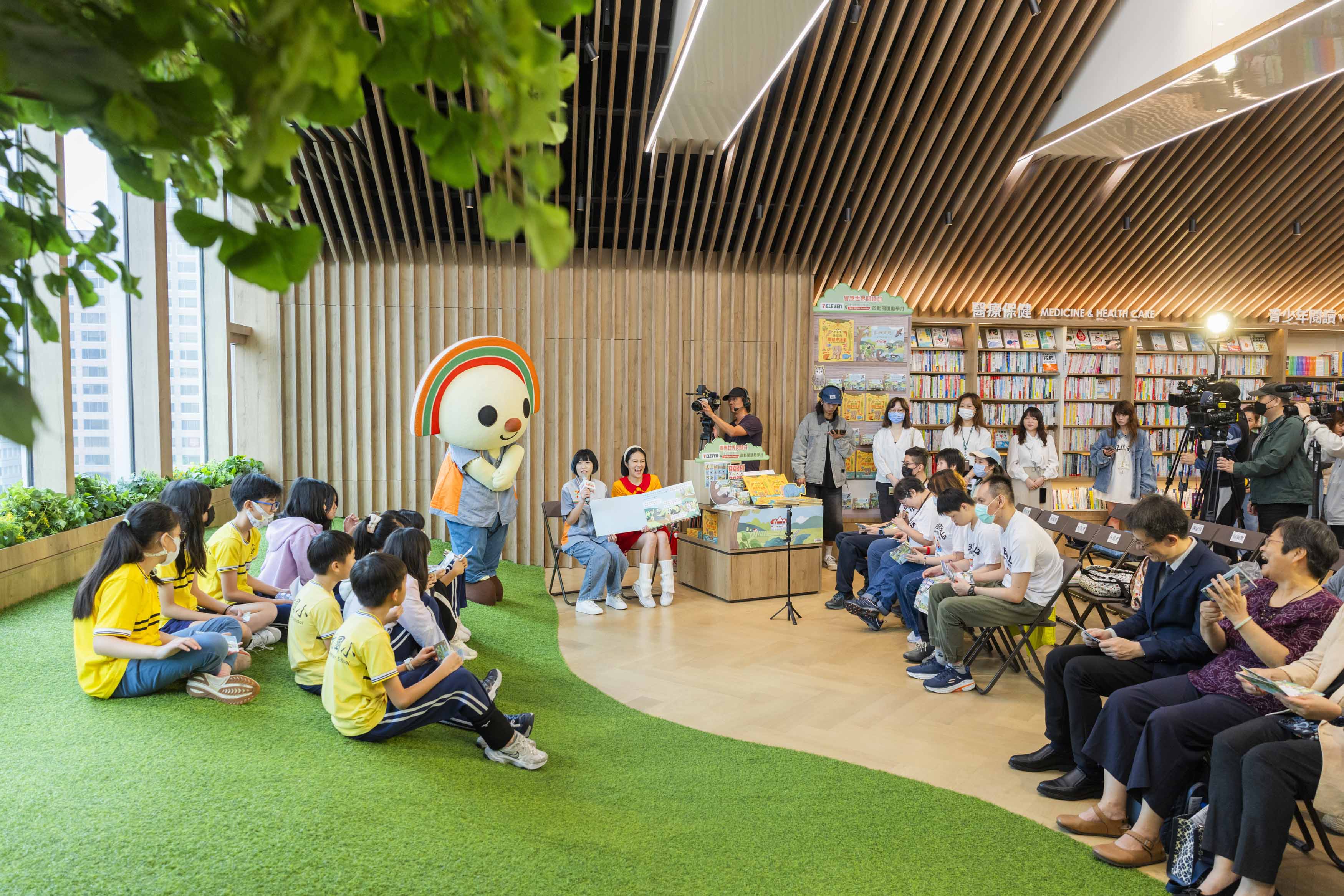 OPEN姊姊朗讀《歡迎光臨!淺山動物聊天室》，陪伴深坑國小與唐氏症基金會約20位孩子沉浸在動物世界中，趣味引導孩子認識在地淺山生態與生物多樣性。（圖／7-ELEVEN 提供）