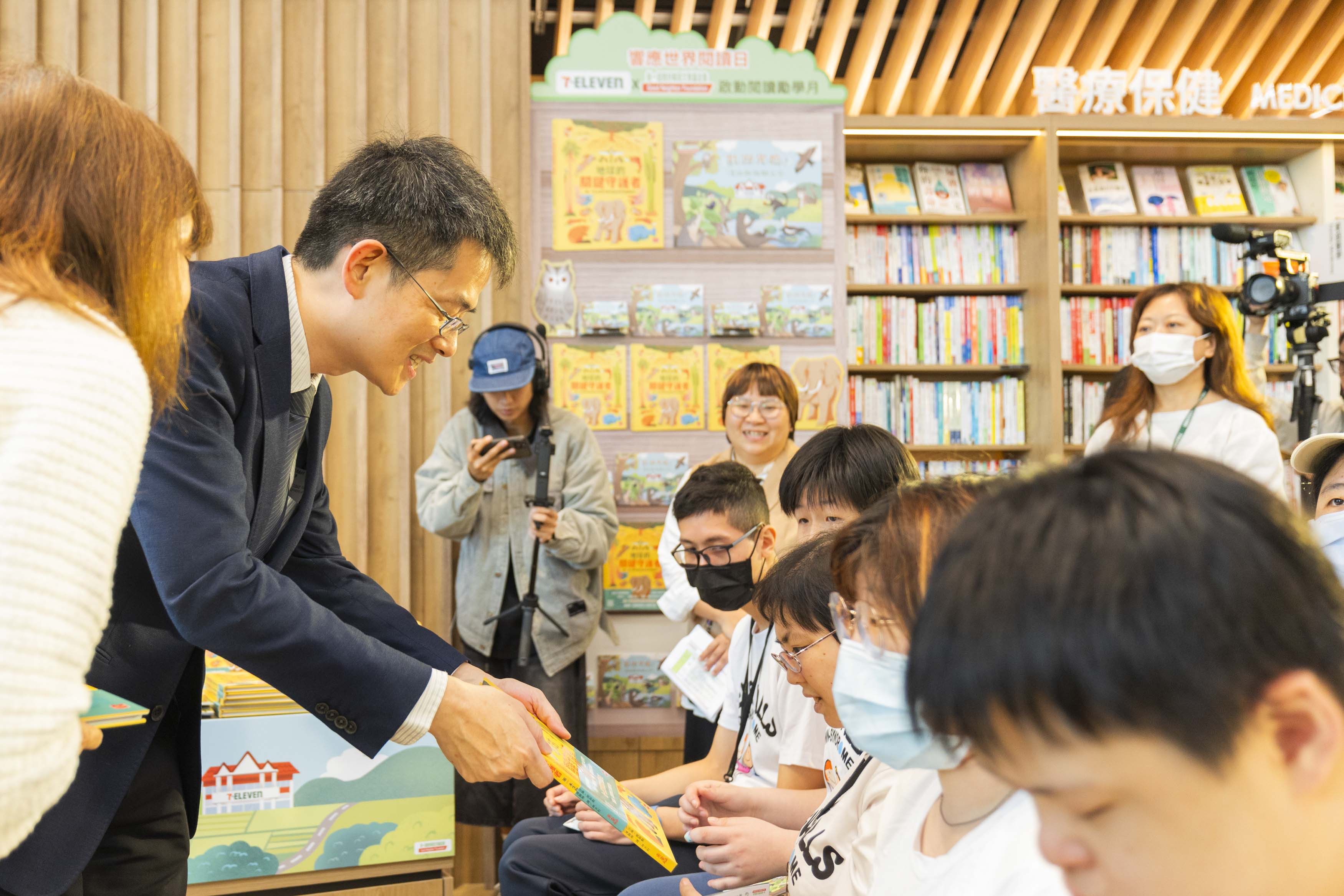統一超商好鄰居文教基金會的「閱讀勵學計畫月」31日於博客來旗艦書店熱鬧展開，特別獻上雙繪本，鼓勵孩子透過閱讀探索世界。（圖／7-ELEVEN 提供）