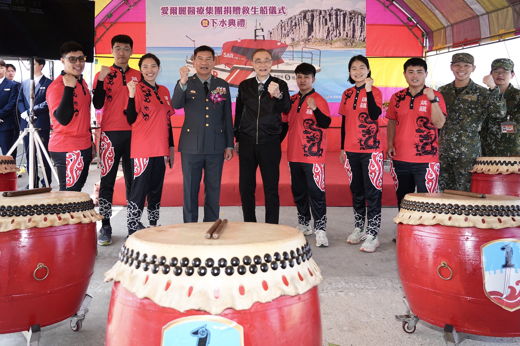 捐贈儀式暨下水典禮在馬公市案山漁港舉行，由前國防部長馮世寬代表常如山出席受贈。（圖／愛爾麗提供）