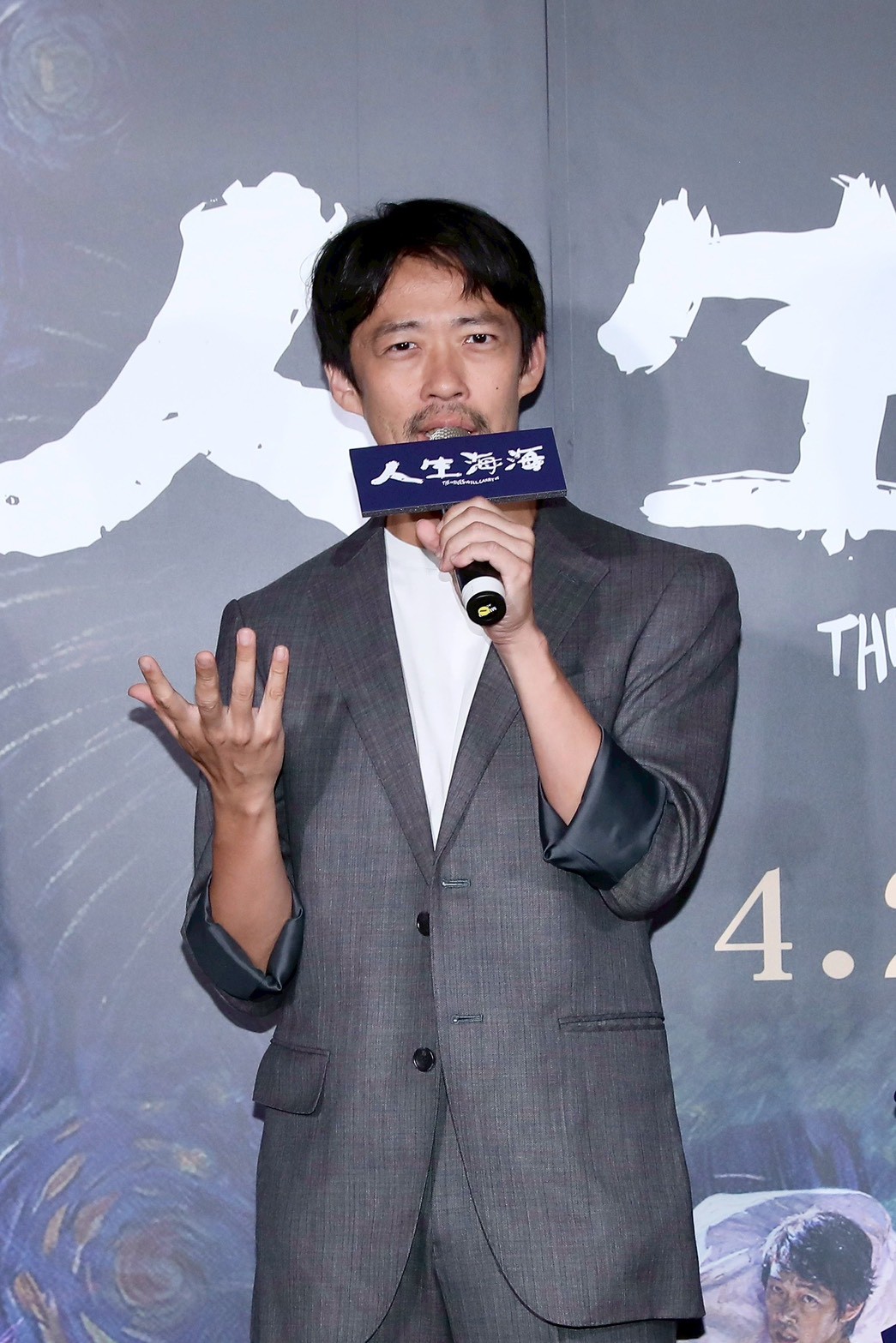 魏雋展因為是長子又是養子，每年過年都要掃兩個姓氏的墓。（圖／攝影組）