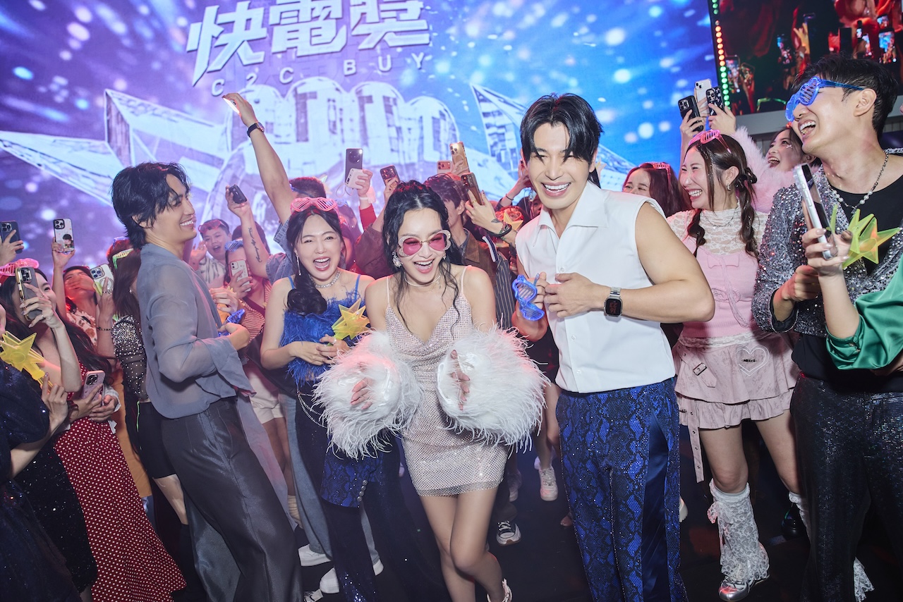 王思佳（中）跳〈愛你〉。（圖／快電商提供）