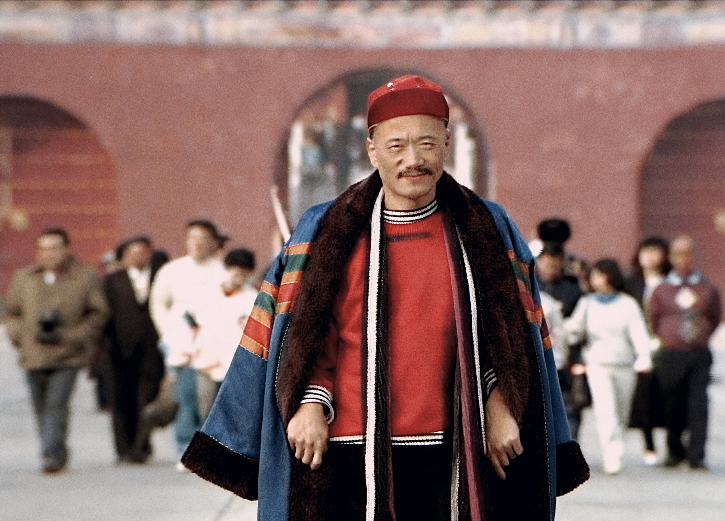 凌峰故宮門前走路。（圖／民族文化教育基金會提供）