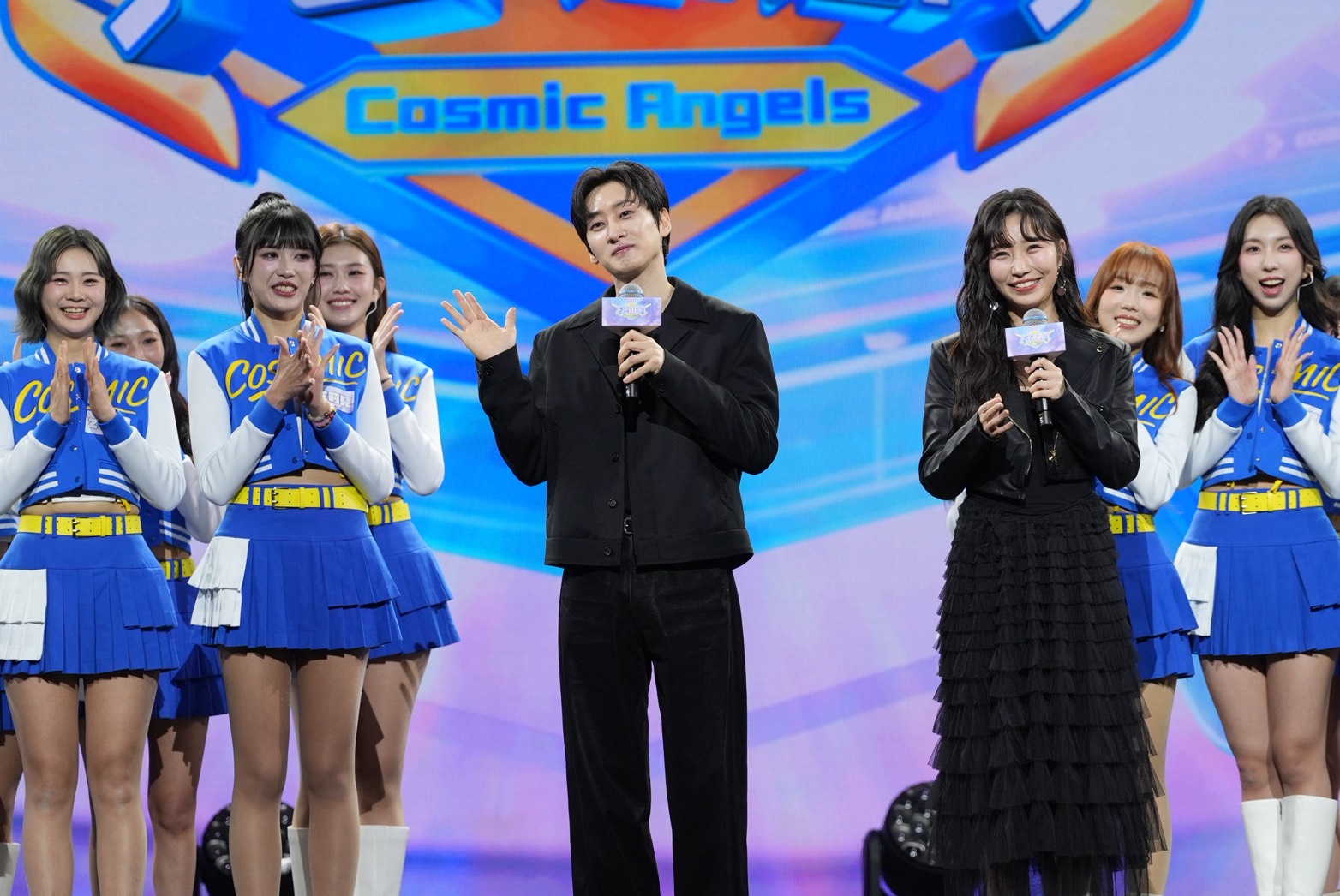 SUPER JUNIOR成員銀赫擔任《宇宙啦啦隊》MC、麻由擔任輔導員。(圖/記者陳明中攝)