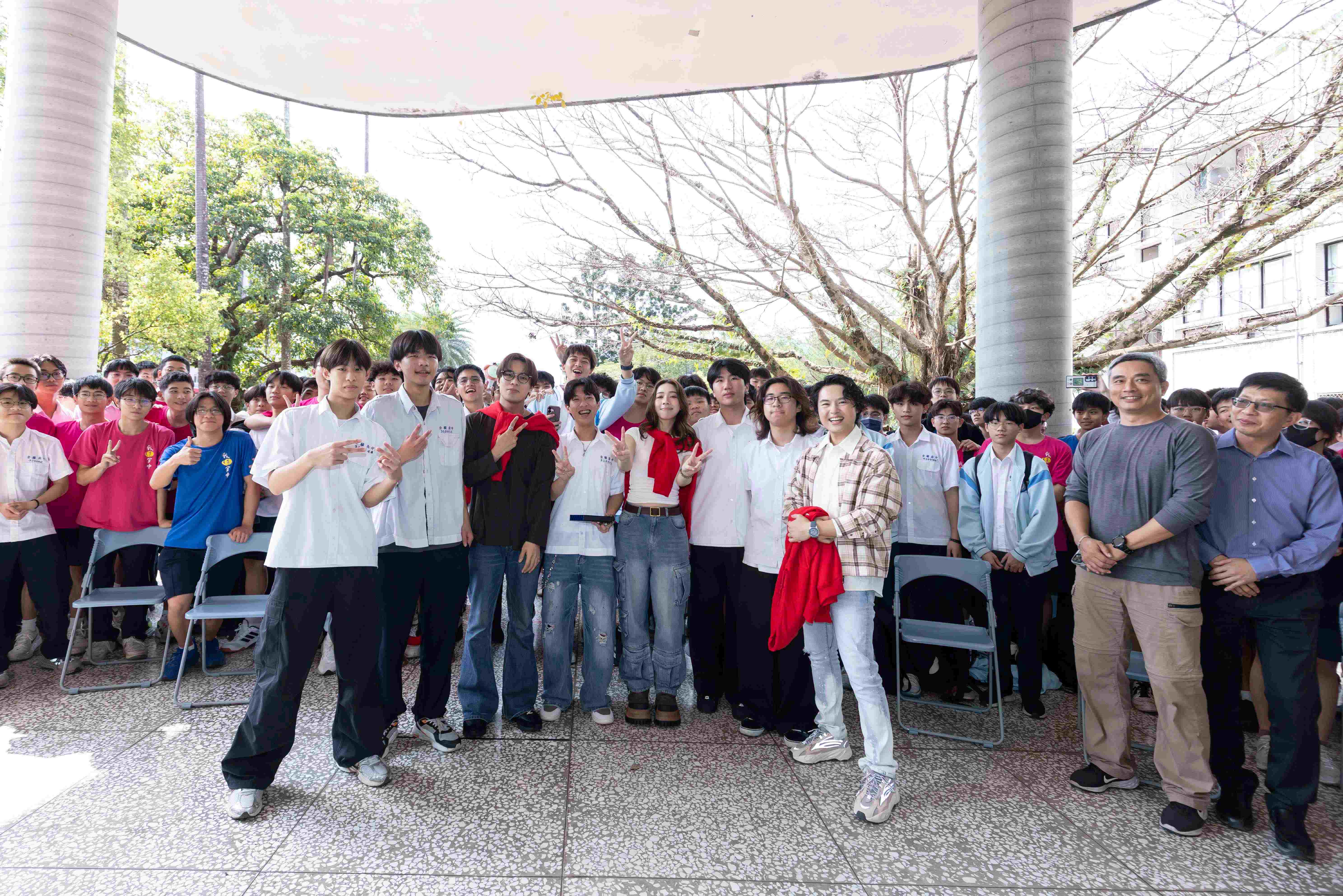 告五人與熱音社驚喜合唱〈你要不要吃哈密瓜〉掀暴動。(圖/相信音樂提供)