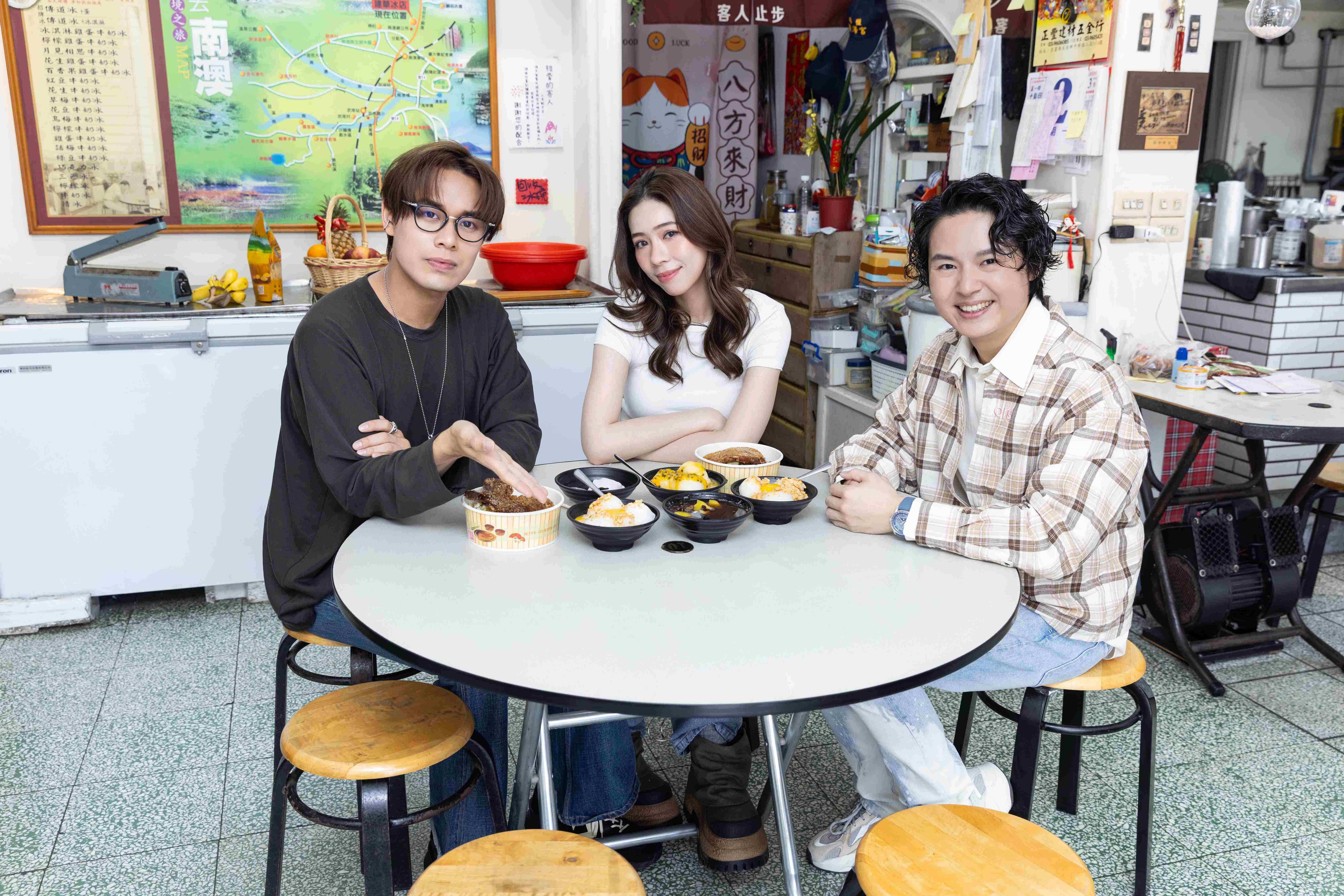 告五人回到母校宜蘭高中「報恩」。(圖/相信音樂提供)