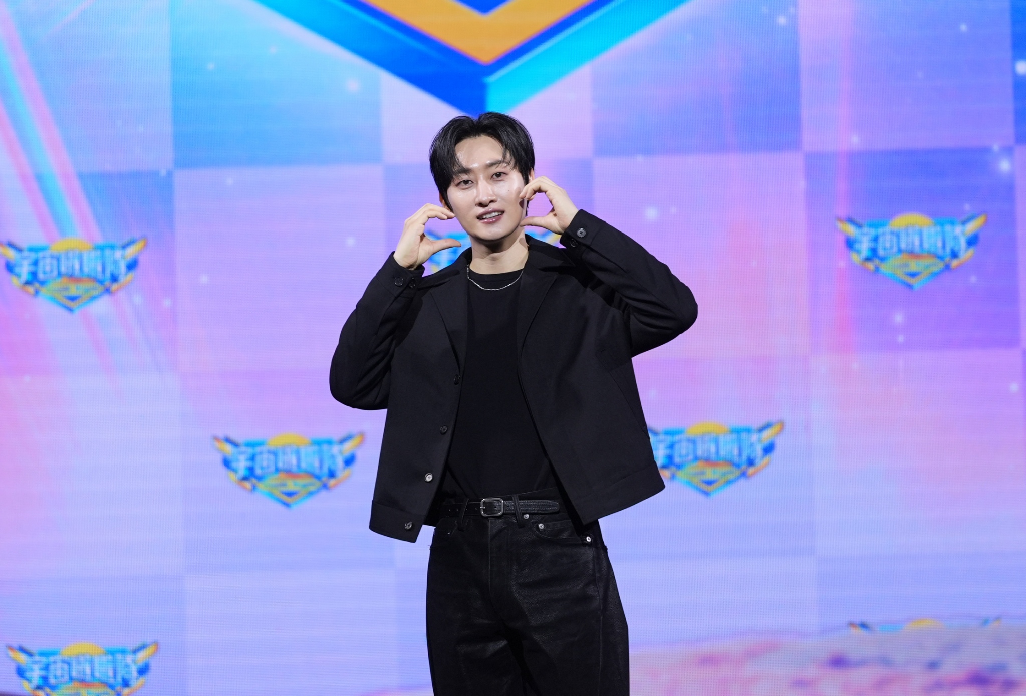 銀赫來台錄《宇宙啦啦隊》帥氣現身記者會。(圖/記者陳明中攝)