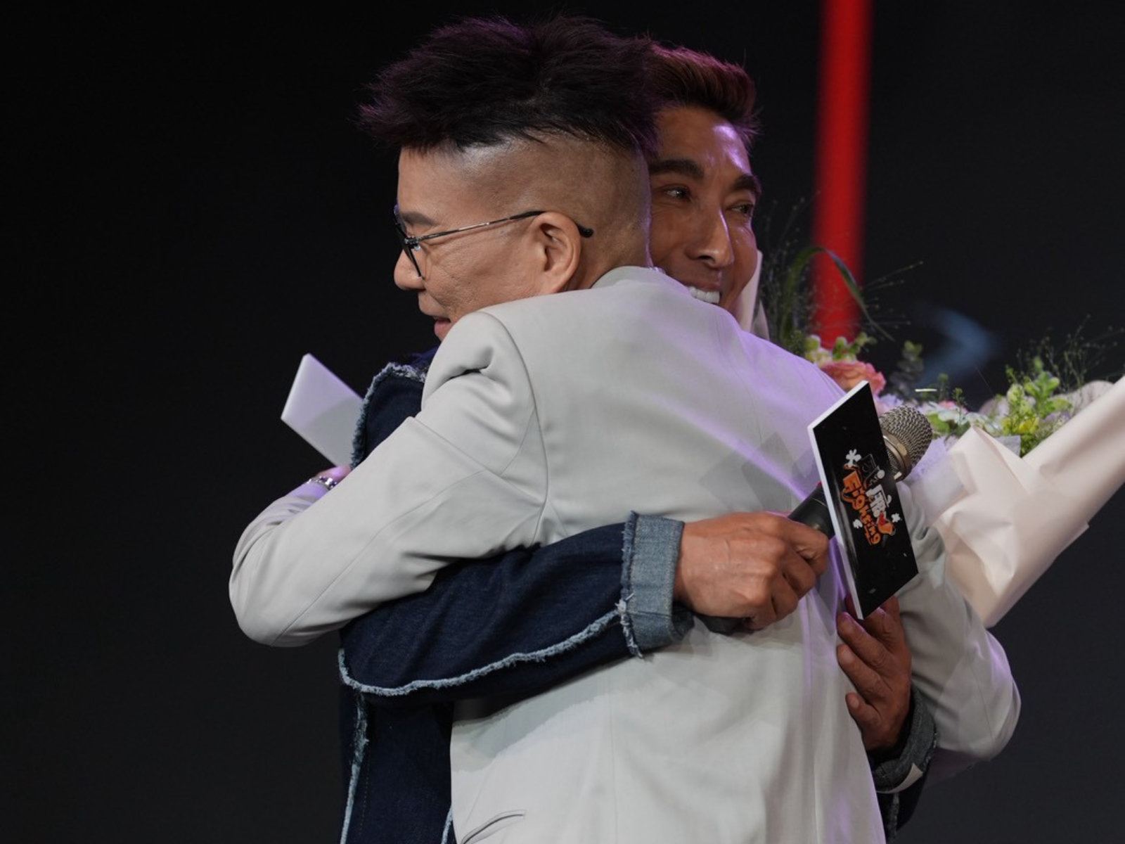 沈玉琳（右）和潘若迪相擁。（圖／記者陳明中攝）