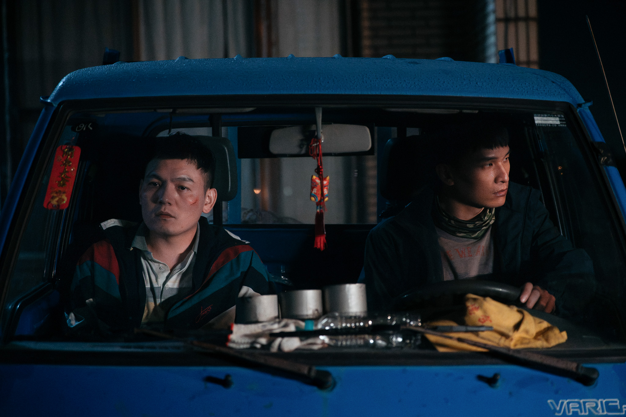 春風（左）與黃奇斌在《死亡賭局》中飾演一對兄弟。（圖／英傑哆影業提供）