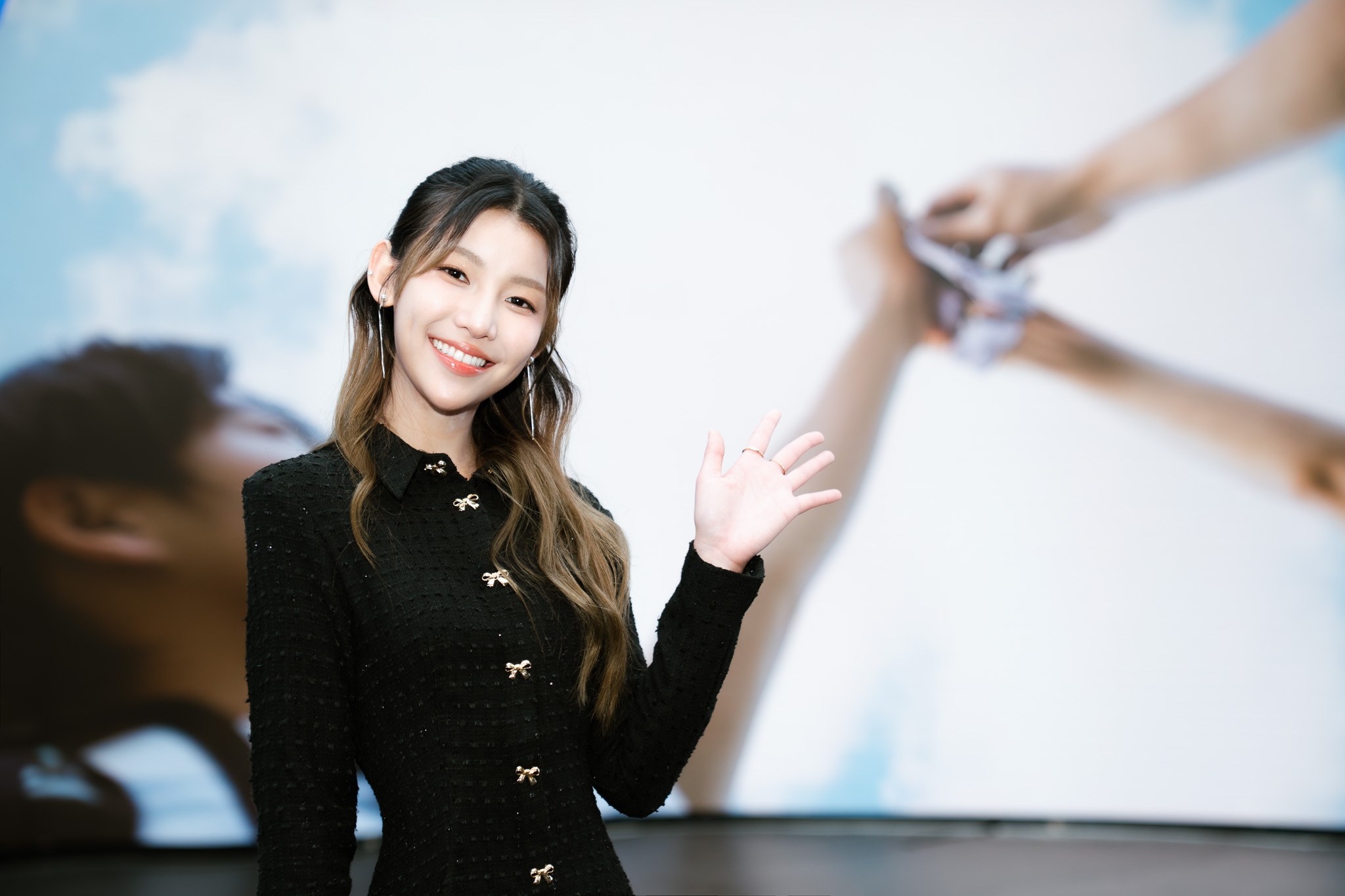 采子首度擔任女主角跨足戲劇界，記者會上大方回應感情狀況。（圖／好咖文創、世新大學提供）