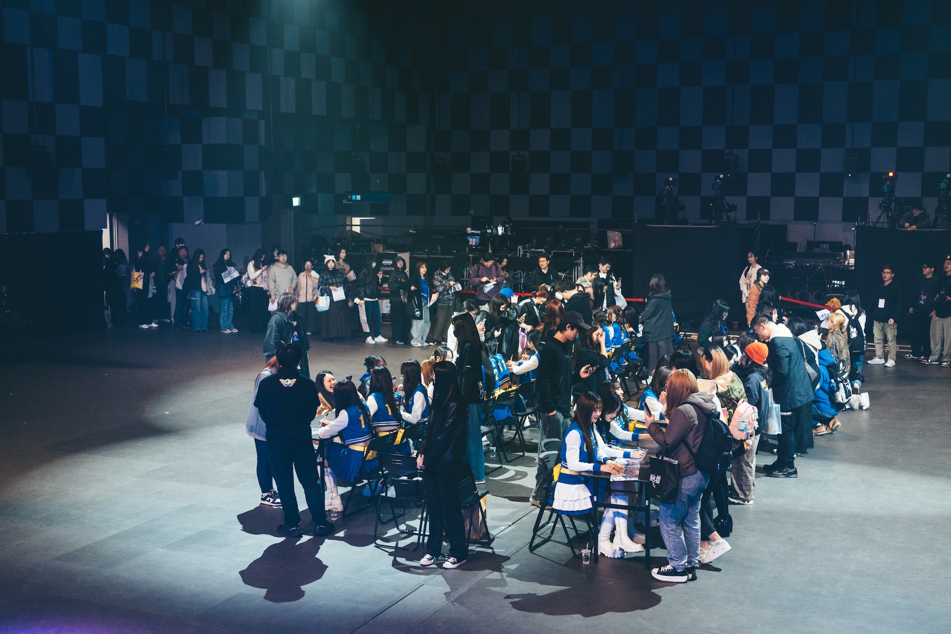 《宇宙啦啦隊》官方首度開賣節目週邊,現場瞬間湧入大批粉絲,人氣爆棚。(圖/宇宙啦啦隊提供)