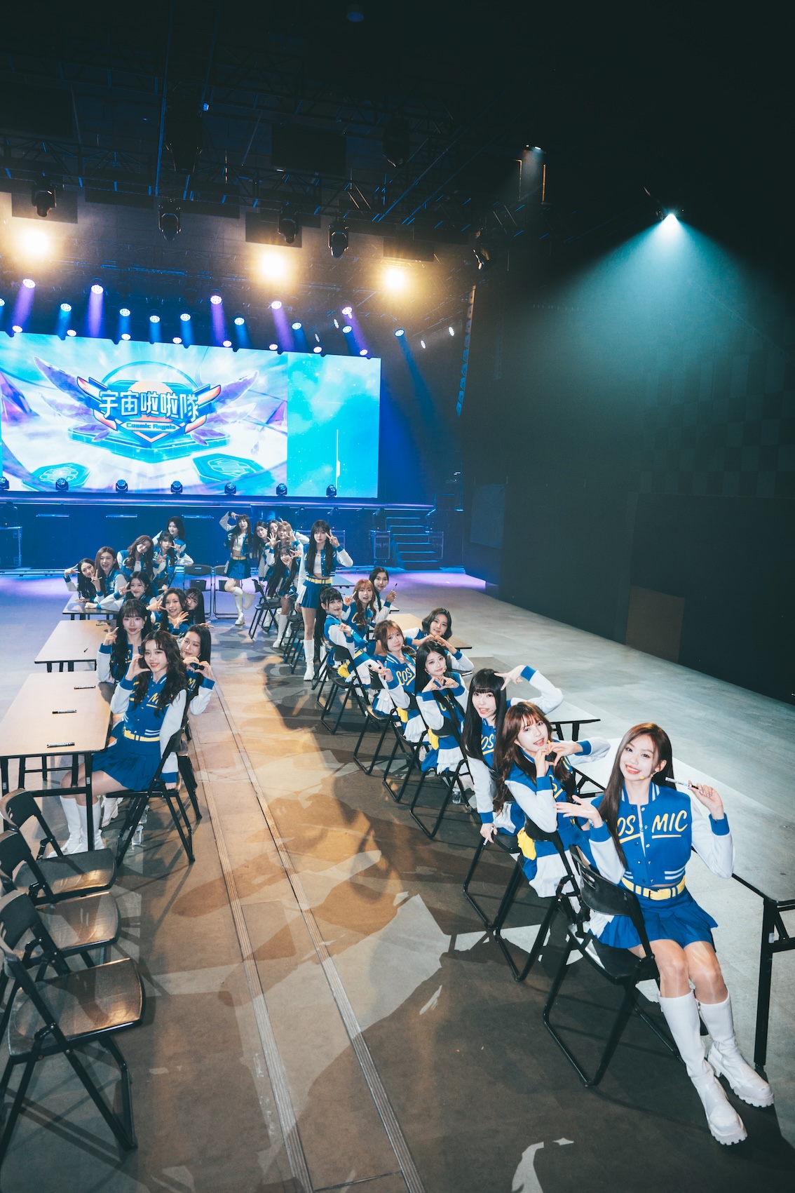 《宇宙啦啦隊》全體成員誠意滿滿,親自為粉絲簽名。(圖/宇宙啦啦隊提供)