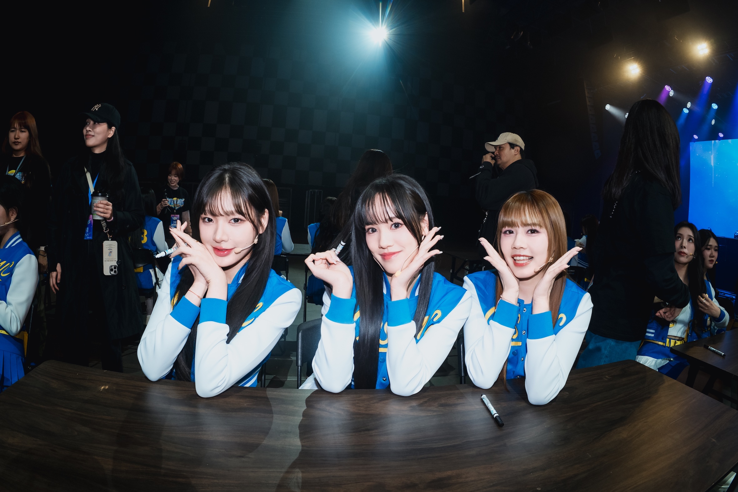 《宇宙啦啦隊》成員海莉(左起)、柔柔、艾琳甜美笑容擄獲粉絲的心。(圖/宇宙啦啦隊提供)