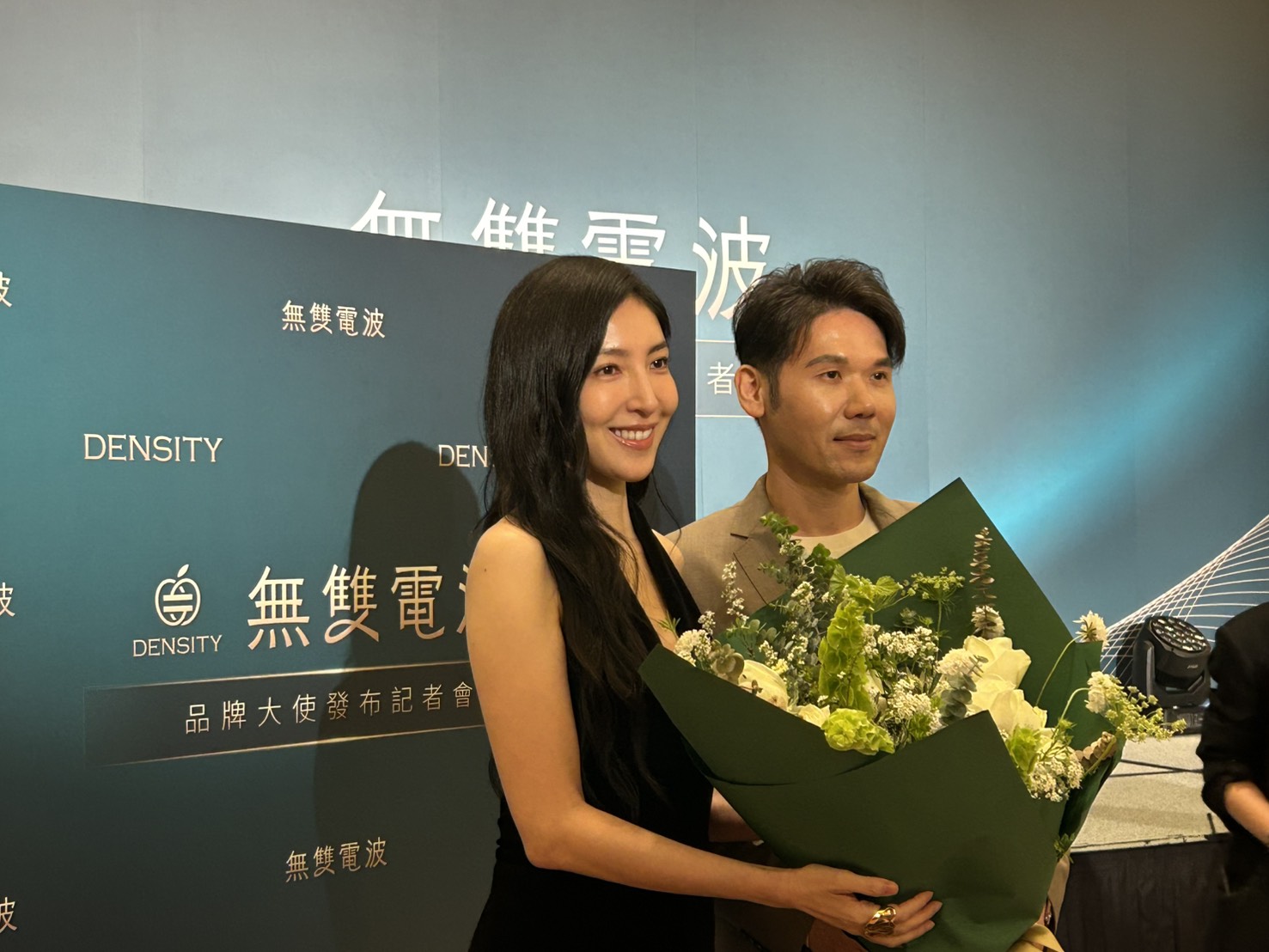 楊謹華出席活動分享健檢狀況,陳怡蓉老公薛博仁(右)驚喜現身送花。(圖/記者蕭宇涵攝)