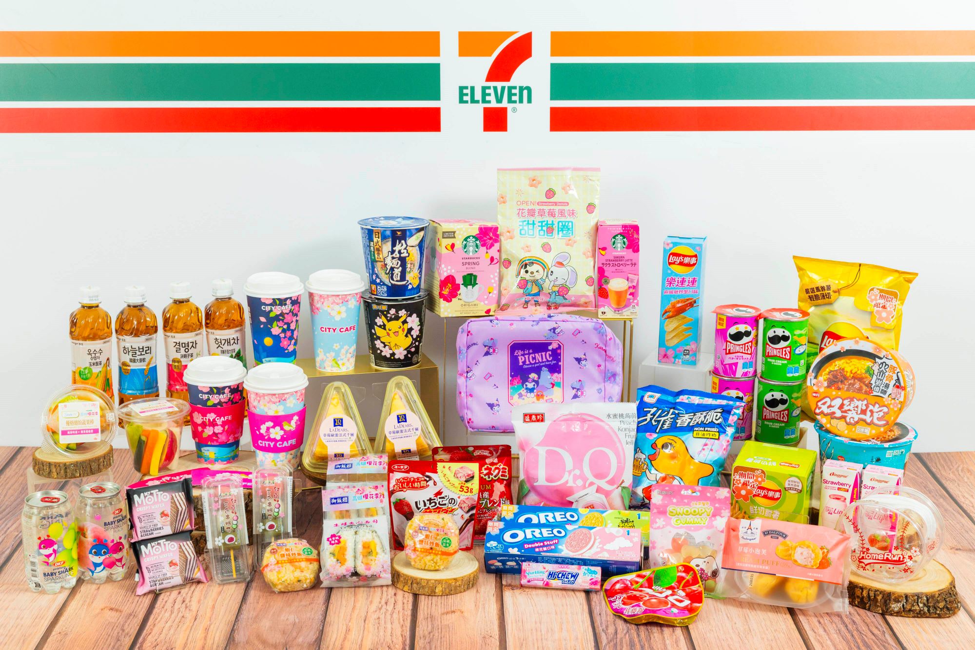 小七全台門市也呼應高雄櫻花季活動與全民共迎浪漫春日，自3月4日至3月31日推出櫻花主題專案架。（圖／7-ELEVEN提供）