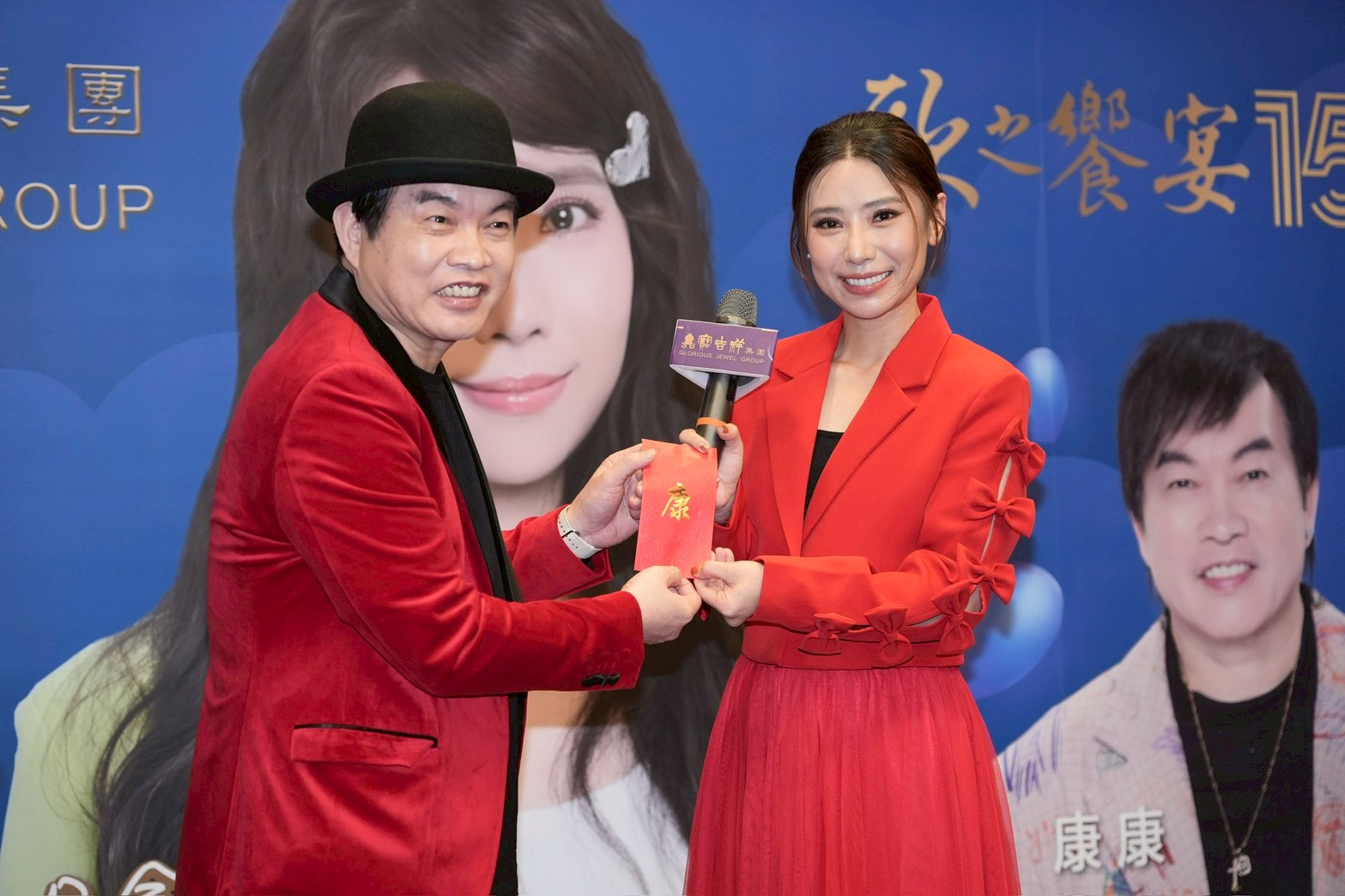 康康（左）包紅包給陳怡婷。（圖／記者許方正攝）