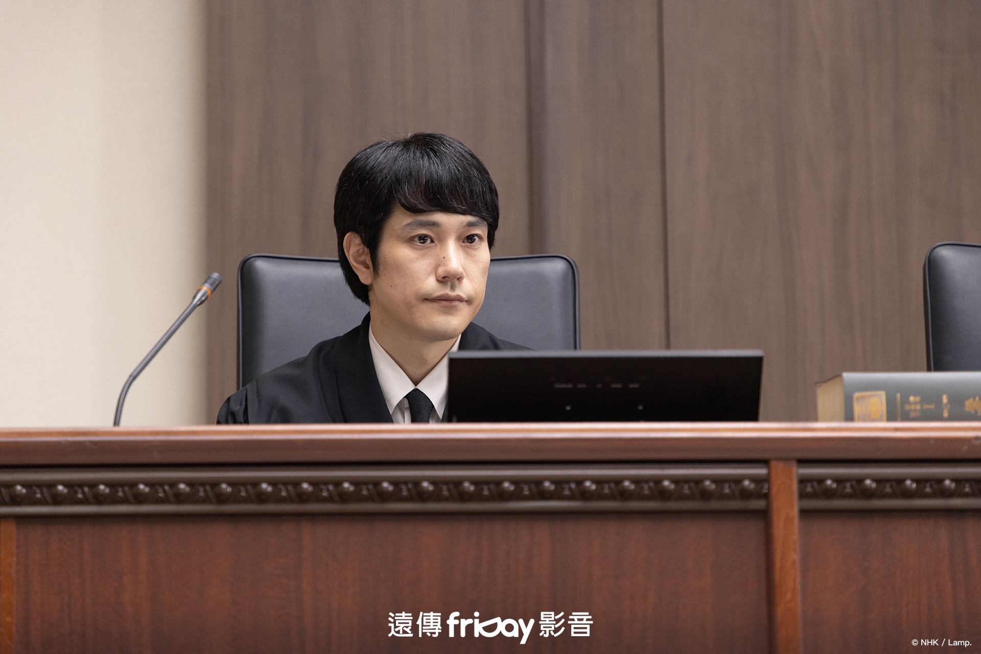 松山研一拍《搖擺法庭》都會把台詞先抄在筆記本上再背。（圖／friDay影音提供）