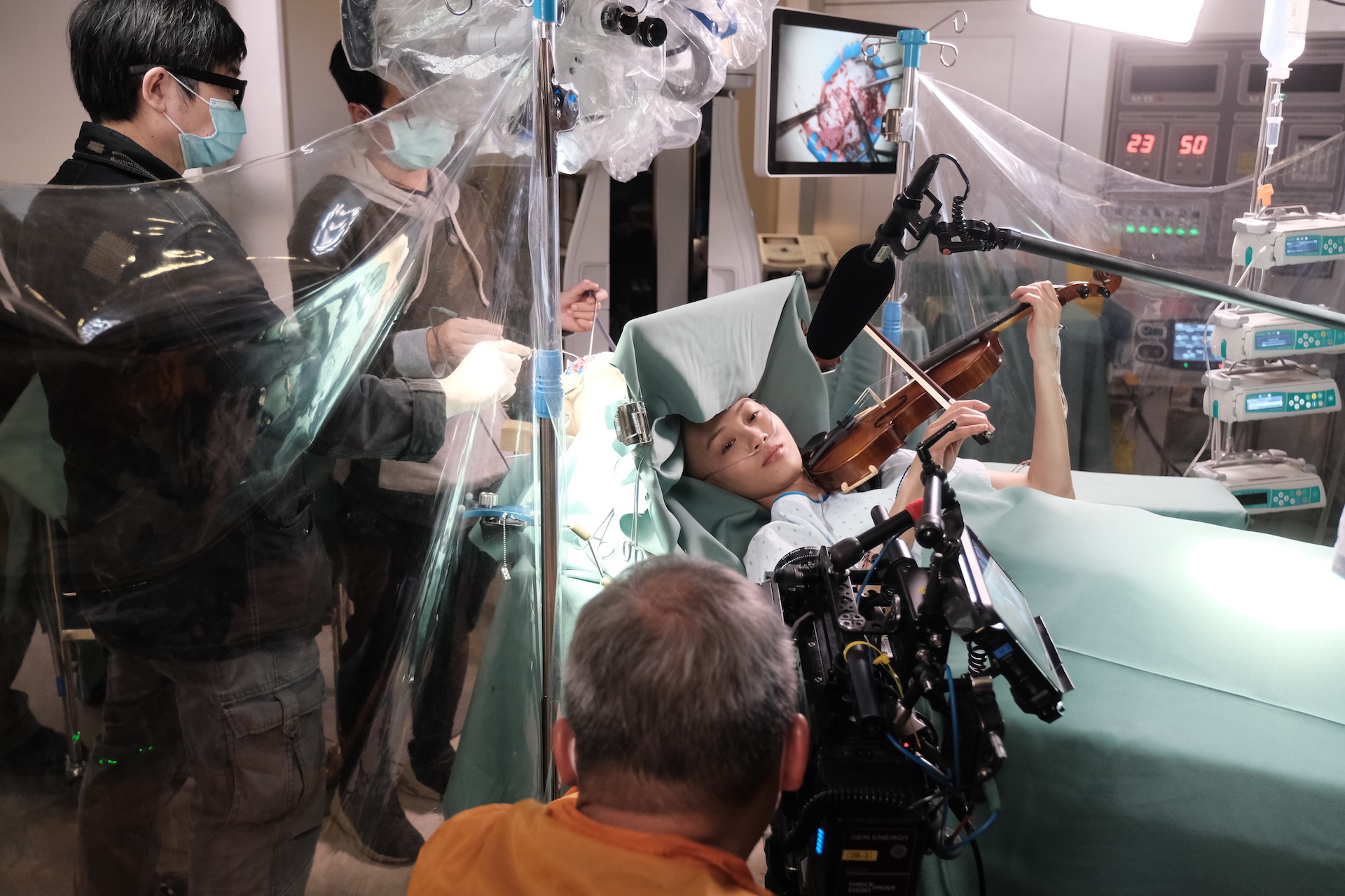 蘇韻姿劇中邊拉琴邊開腦。（圖／年代提供）