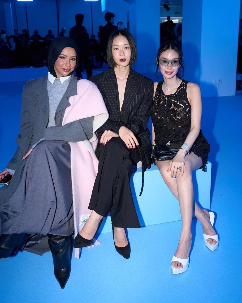 鍾瑶（中）與埃及時尚名人Soha Taha（左）以及菲律賓名媛Heart Evangelista（右）合影。（圖／星星相藝提供）