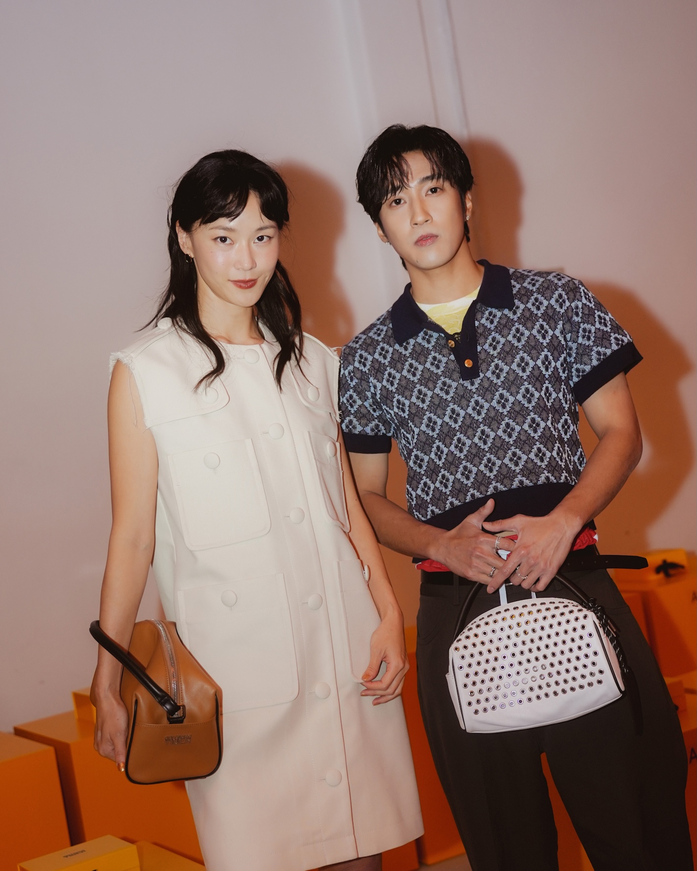 鍾瑶在米蘭時裝周巧遇台灣藝人婁峻碩。（圖／星星相藝提供）