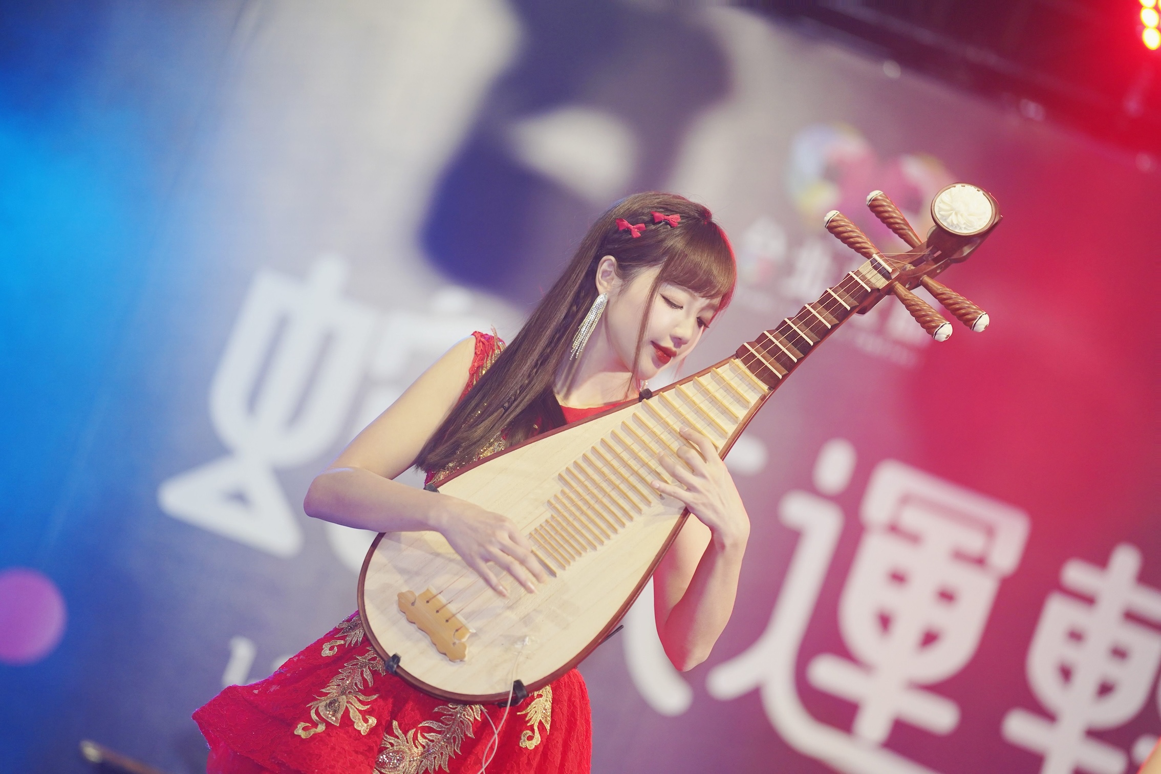 丘涵展現苦練二十年琵琶技藝，為修琴技練到全手長水泡起厚繭。（圖／麥卡貝網路電視提供）