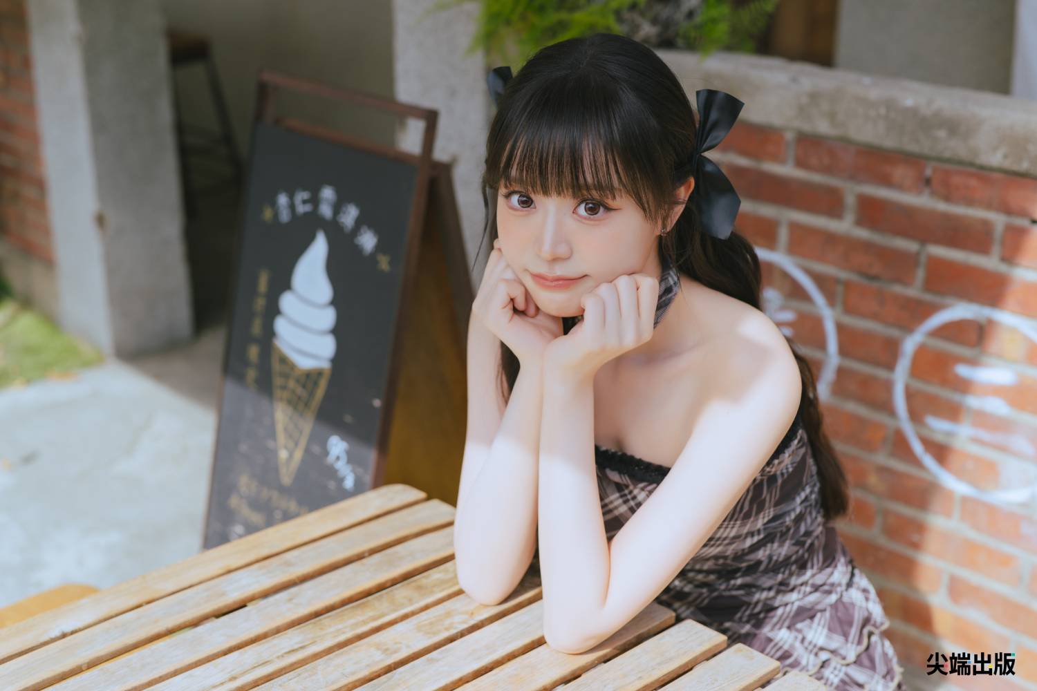 啦啦隊女神邊荷律推出個人首本寫真書。（圖／尖端提供）