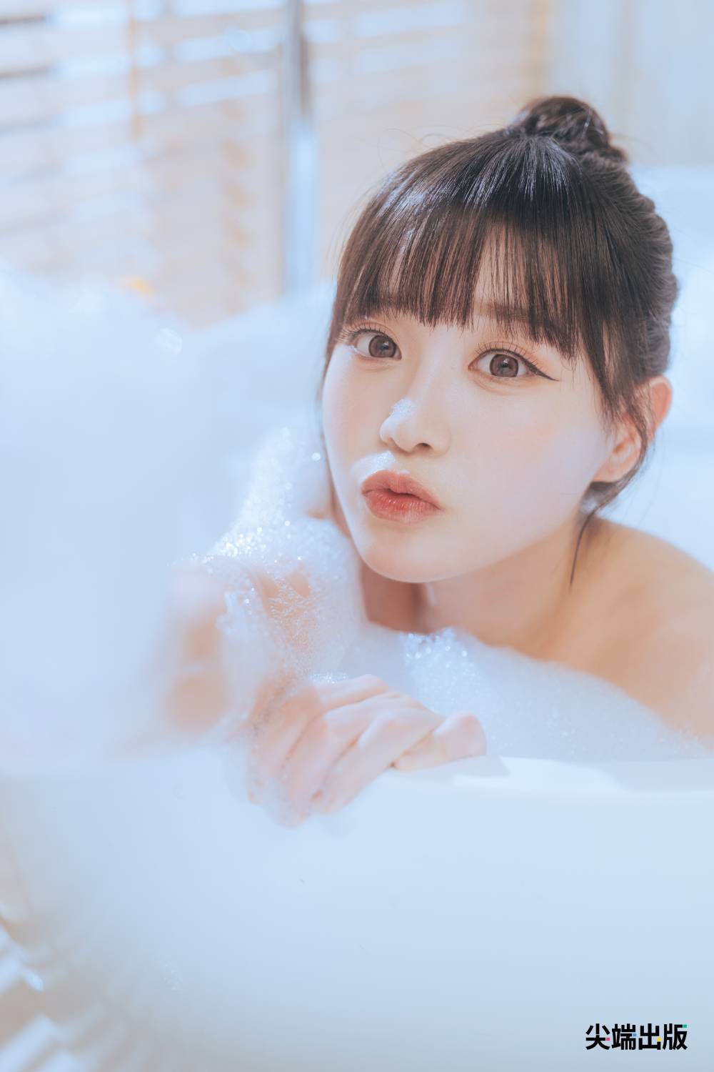 邊荷律挑戰性感泡泡浴，清純性感讓粉絲眼睛一亮。（圖／尖端提供）
