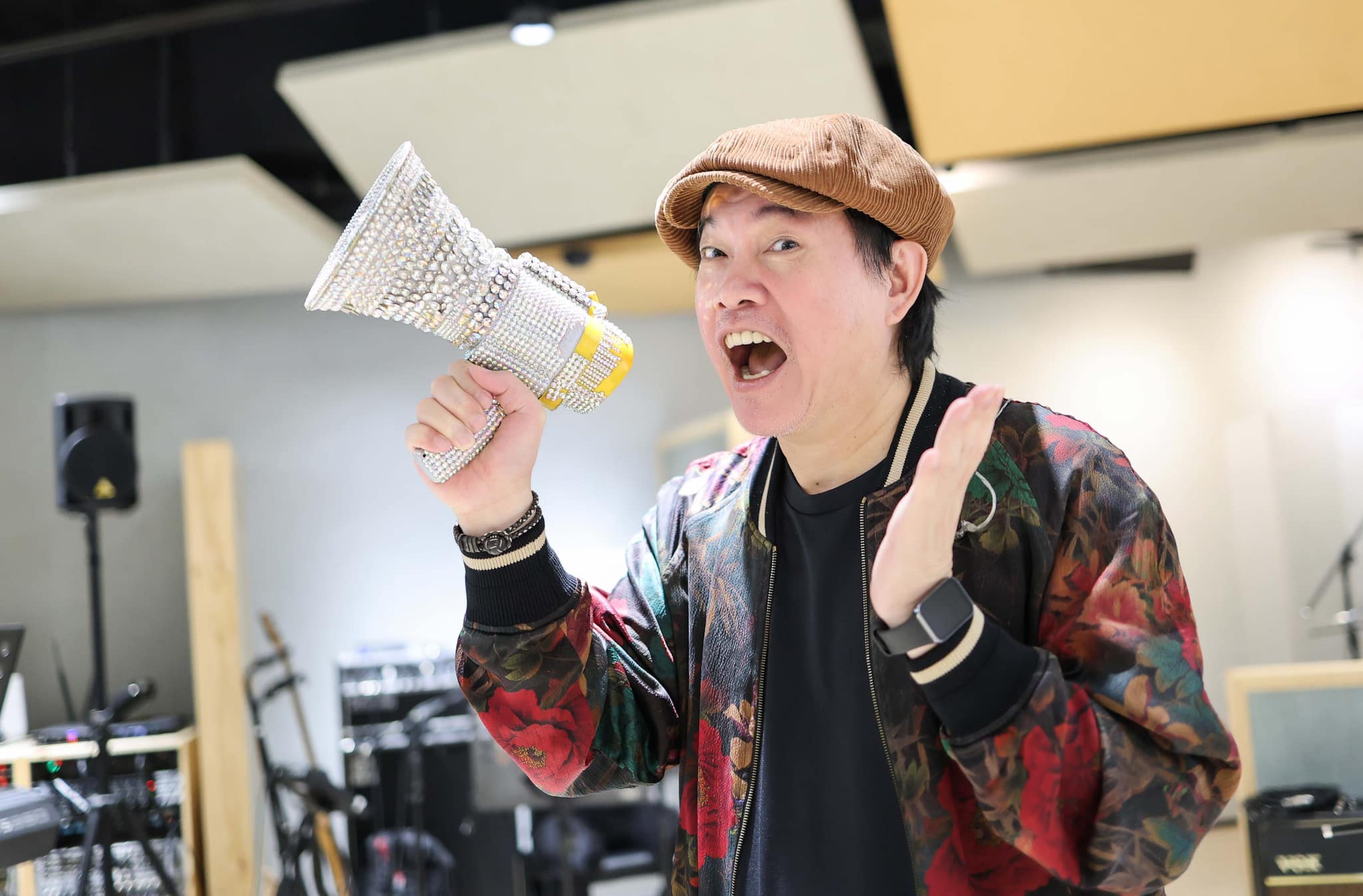 康康過年期間應酬不斷，喝太多酒導致喉嚨受傷，發不出聲音。（圖／翻攝自康康粉絲團臉書）