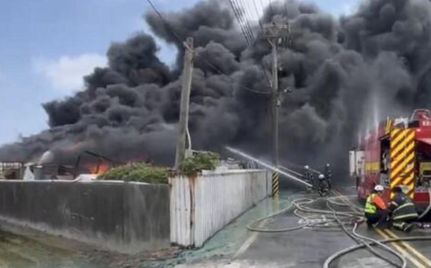 彰化塑膠工廠大火黑煙漫天。（圖／翻攝畫面）