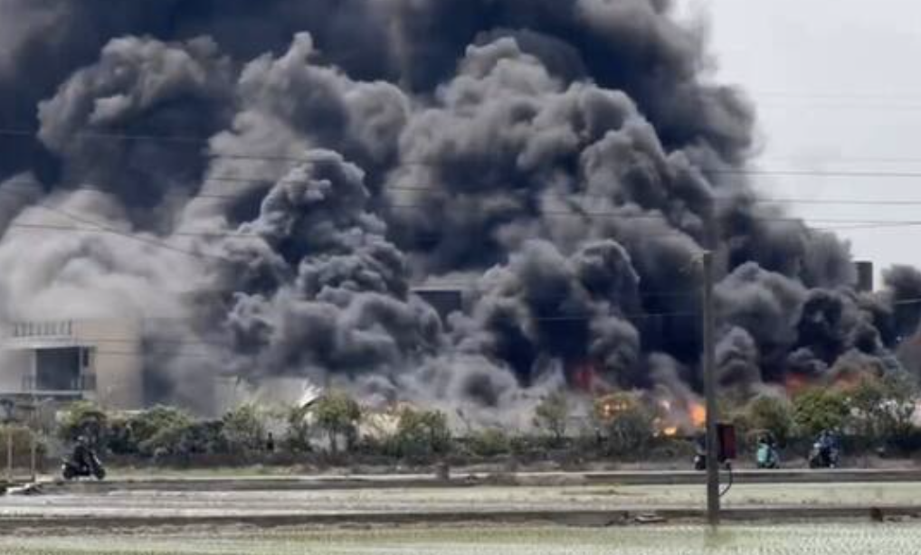 彰化塑膠工廠大火黑煙漫天。（圖／翻攝畫面）