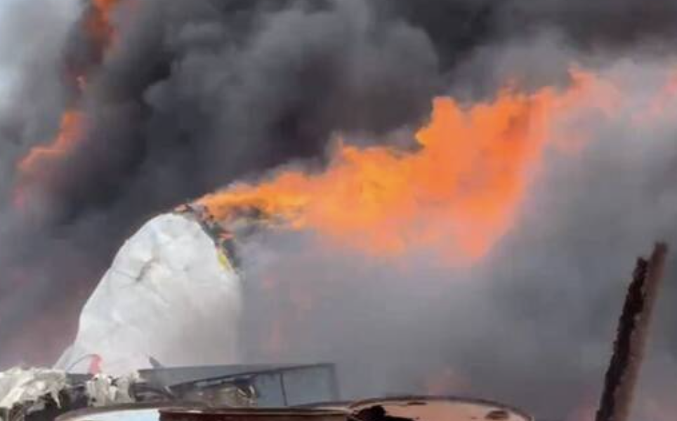 彰化塑膠工廠大火黑煙漫天。（圖／翻攝畫面）