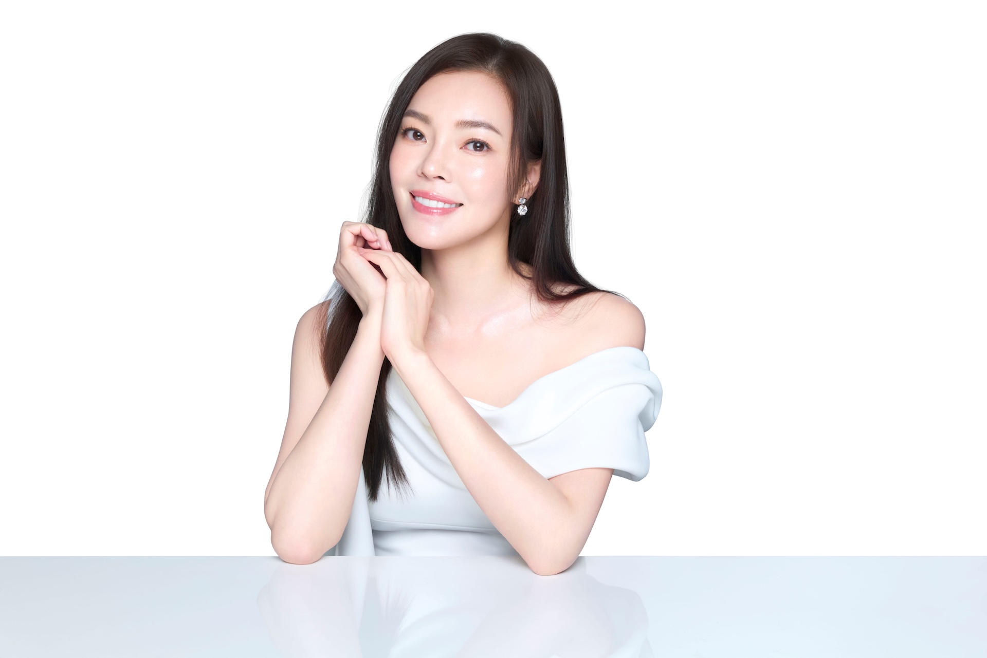 曾馨瑩人美心善。（圖／禾麗醫美集團提供）