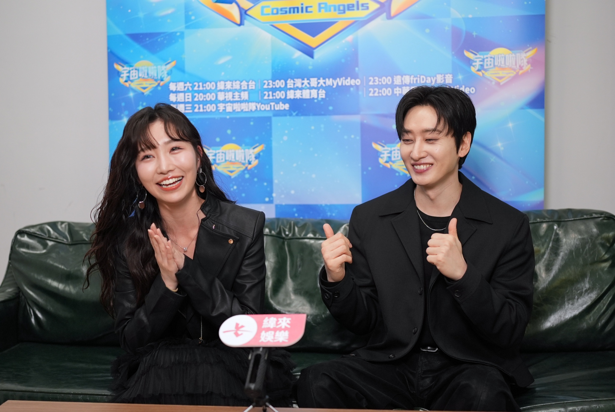 銀赫和麻由一起接受專訪，兩人一起示範女團舞。（圖／記者陳明中攝）