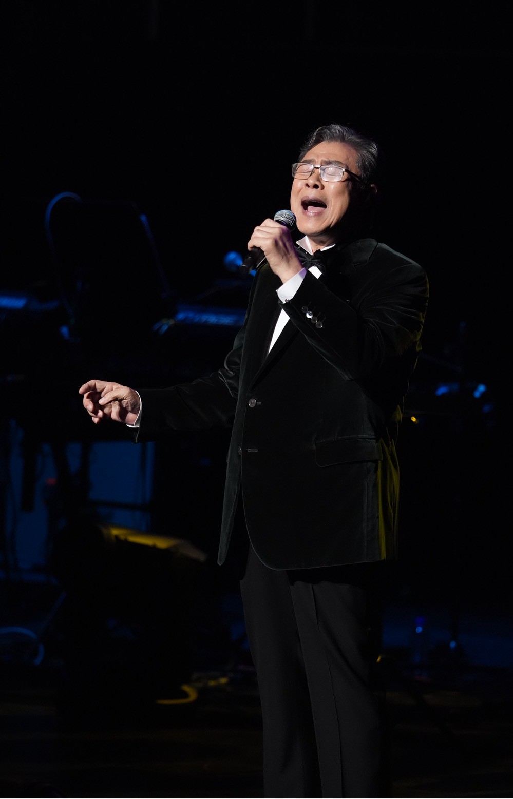 楊烈展現渾厚嗓音。（圖／記者陳明中攝）