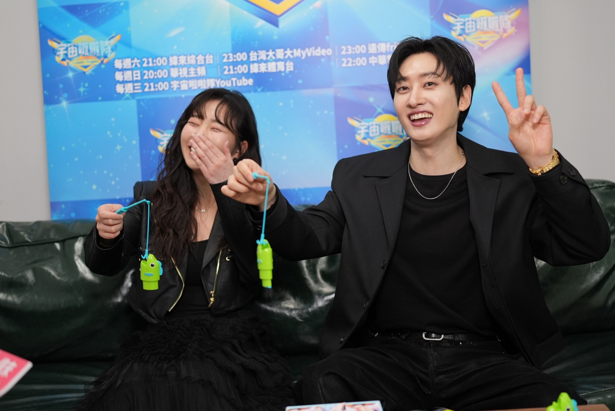 銀赫、麻由宣傳《宇宙啦啦隊》一起玩古早味戳戳樂遊戲。（圖／記者陳明中攝）