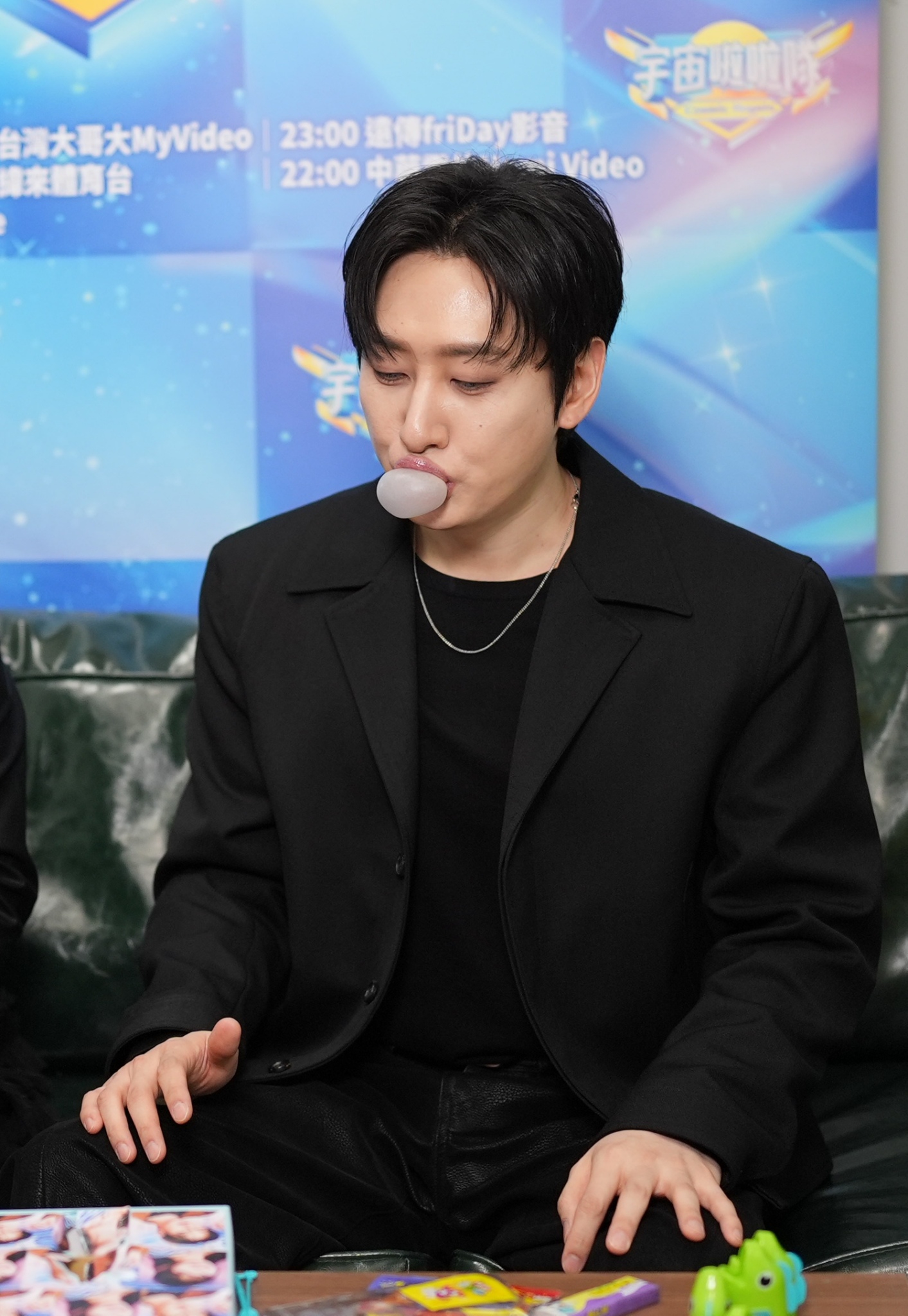 銀赫自封是泡泡糖英雄，卻一直耍賴喊「再一次」。（圖／記者陳明中攝）