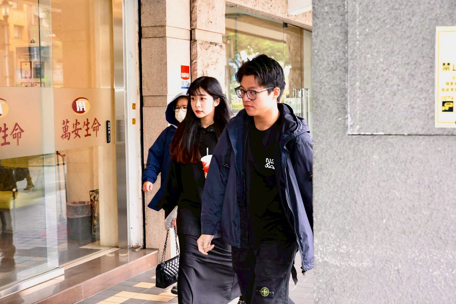 袁義（右）和袁融一早抵達父親靈堂。（圖／娛樂中心攝）