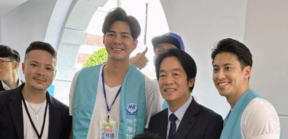 郭唐佑曾進入總統府參與公益活動，與總統賴清德合影。（圖／唐居國際娛樂提供）