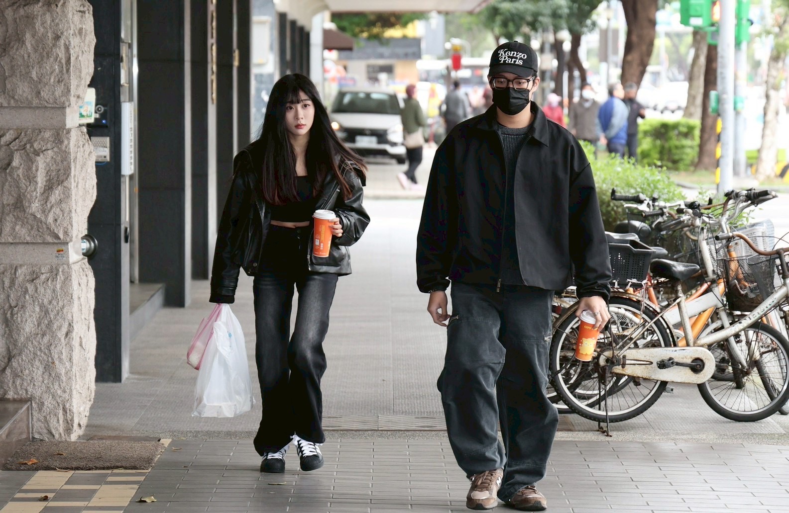 袁惟仁一雙兒女袁義、袁融一早也現身靈堂。（圖／記者許方正攝）