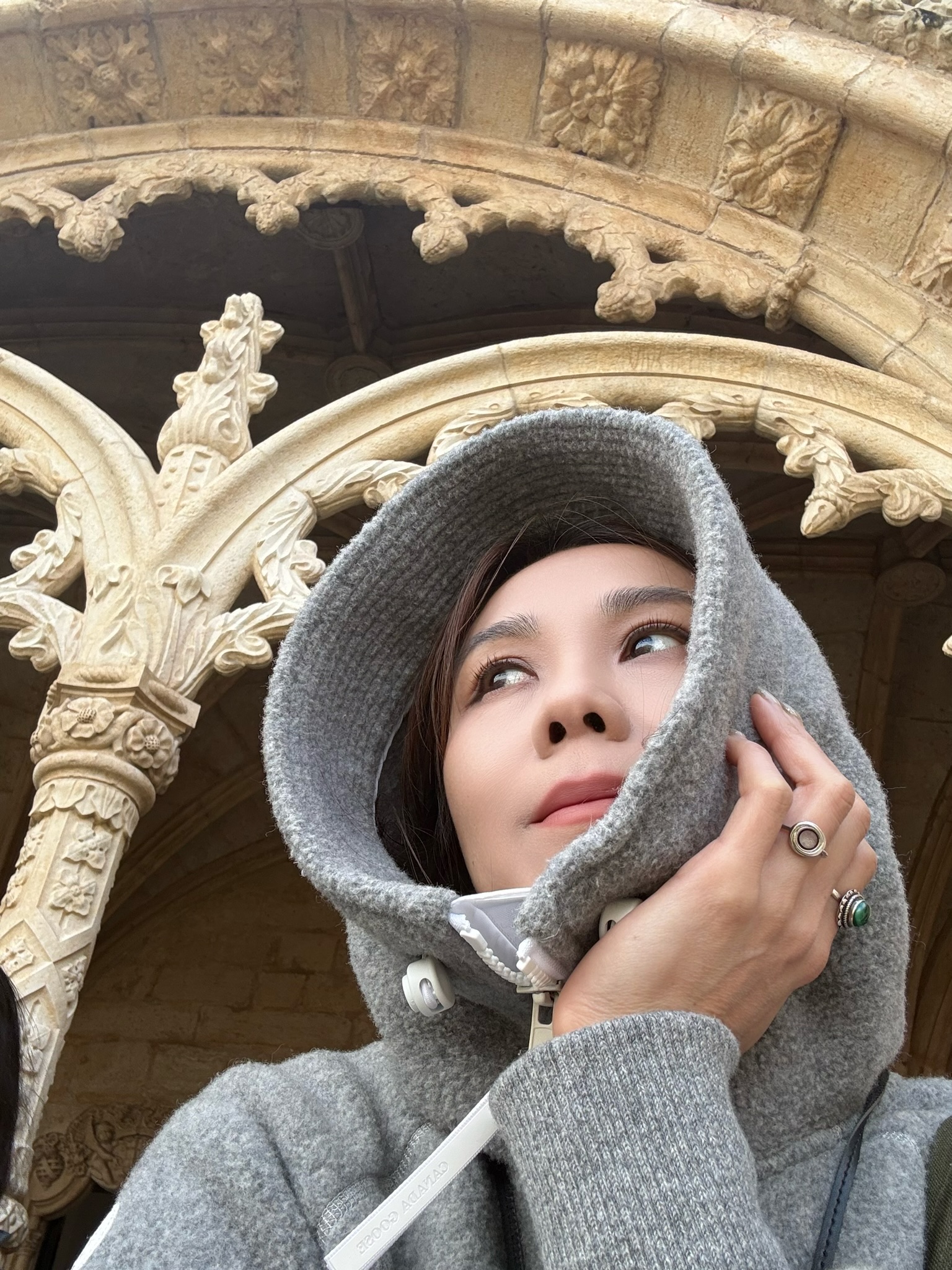 蔡健雅參觀里斯本的熱羅尼莫斯修道院。（圖／躍耳娛樂提供）